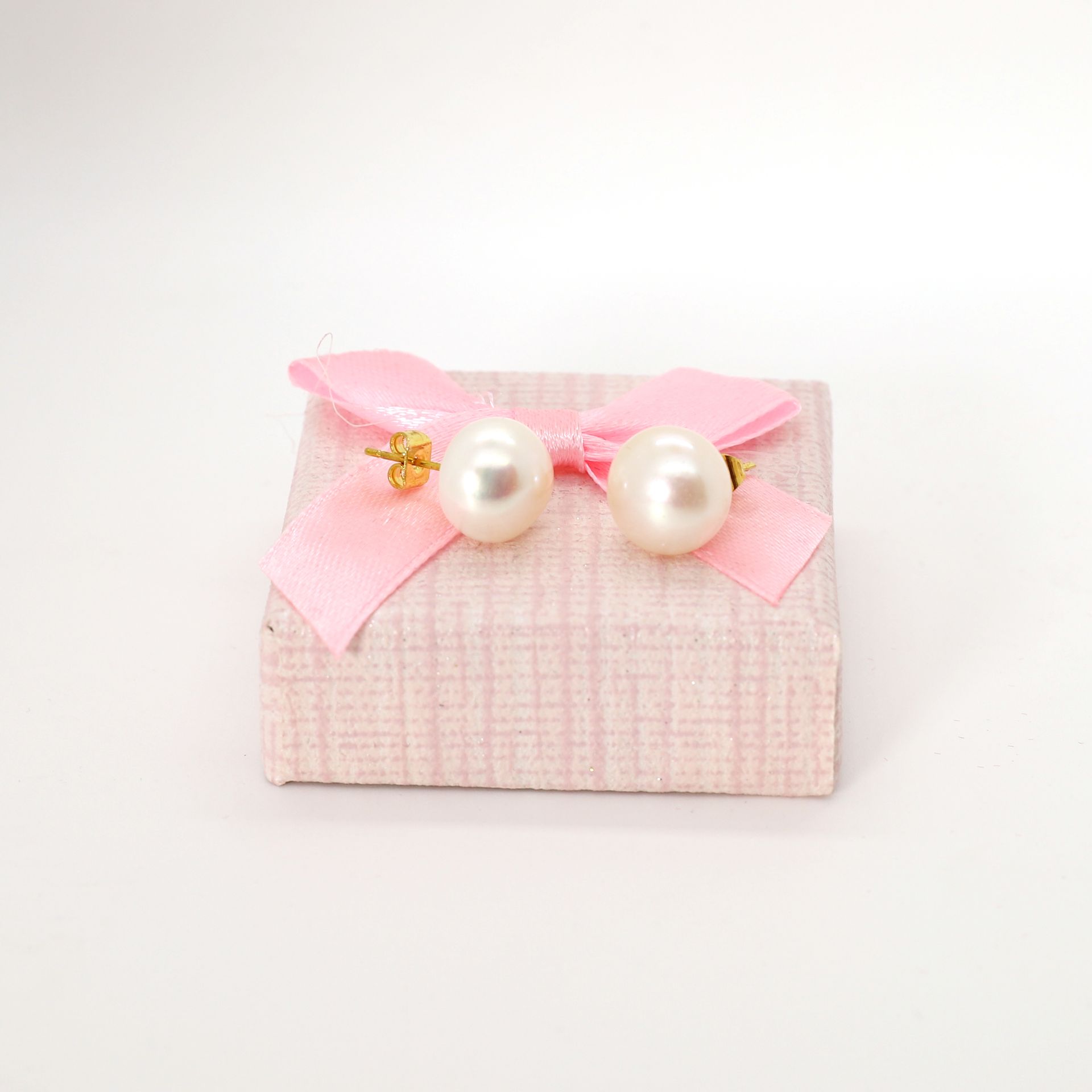 Null PAIR OF WHITE CULTURED PEARL EARRINGS

Diameter : 10 mm approx.