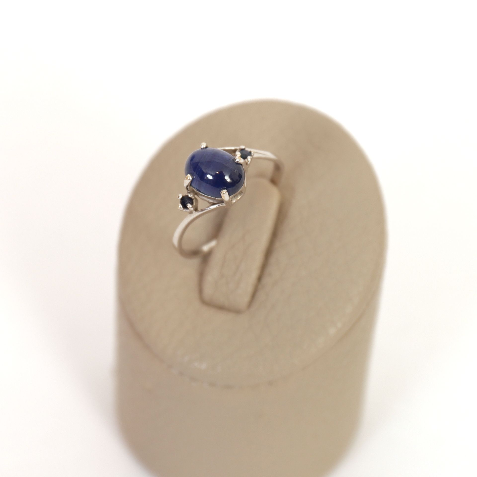Null 白金戒指配三颗蓝宝石

戒指上有一颗凸圆形蓝宝石镶嵌在四个爪子上，两个明亮式切割蓝宝石也镶嵌在四个爪子上。

20世纪时期

重量：2克
