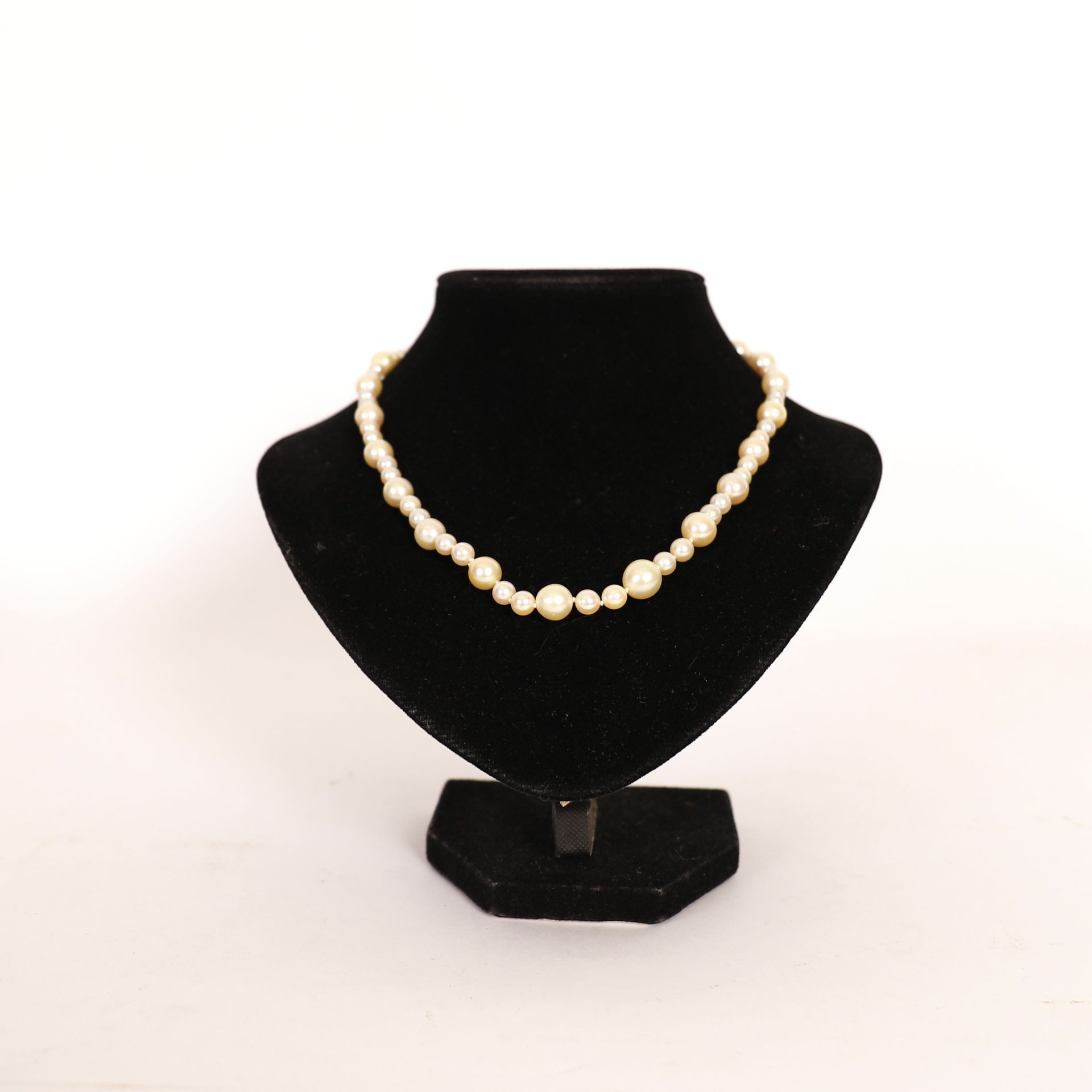 Null COLLIER EN PERLES BLANCHES

L : 45 cm 

Diam : 5 et 7 mm