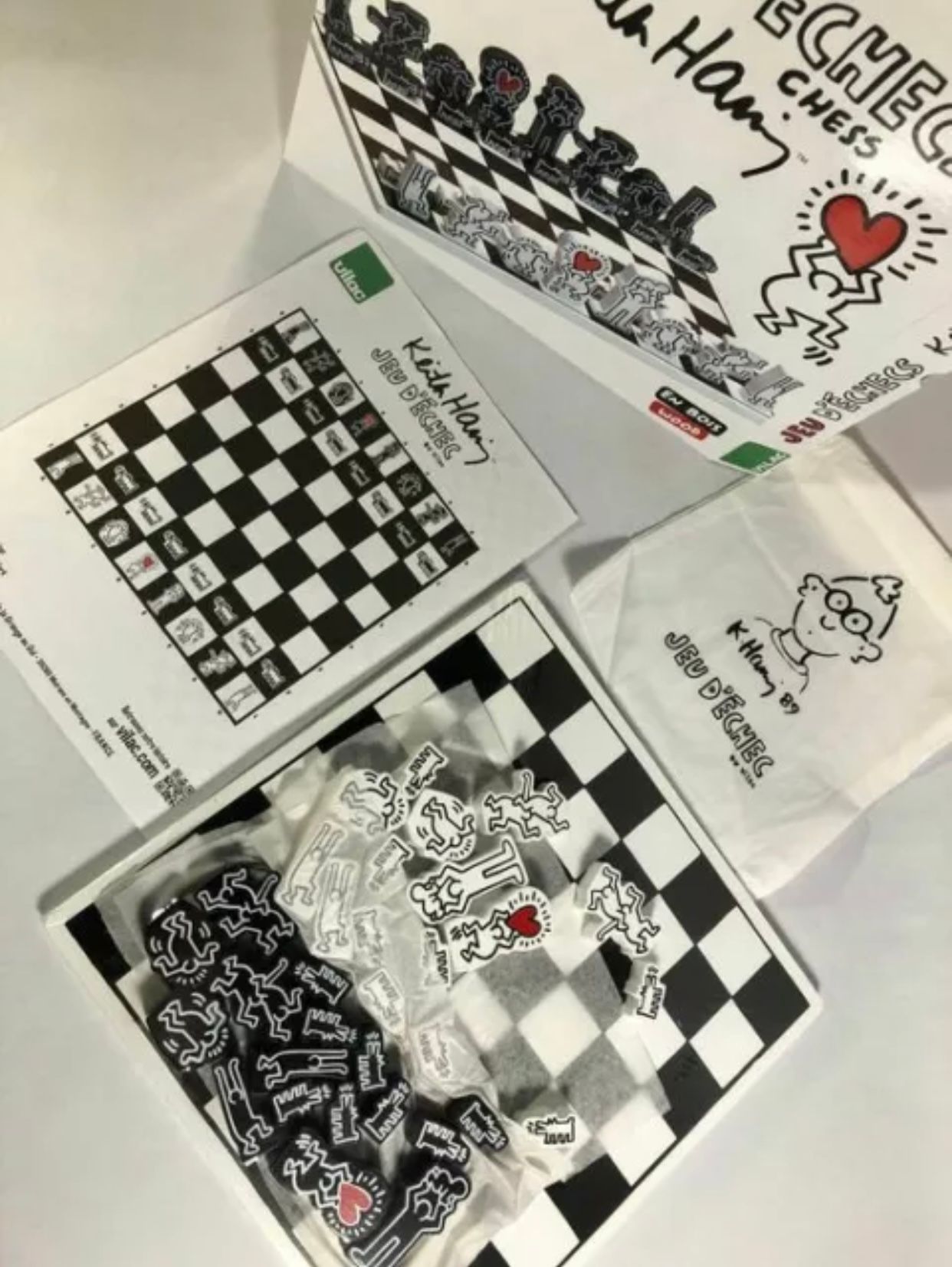 Null 法国维拉克公司的 "凯斯-哈林 "象棋游戏。纽约现代艺术博物馆独家报道

车削和涂漆的木材，织物袋

由纽约凯斯-哈林基金会授权。

艺术家的印章

&hellip;
