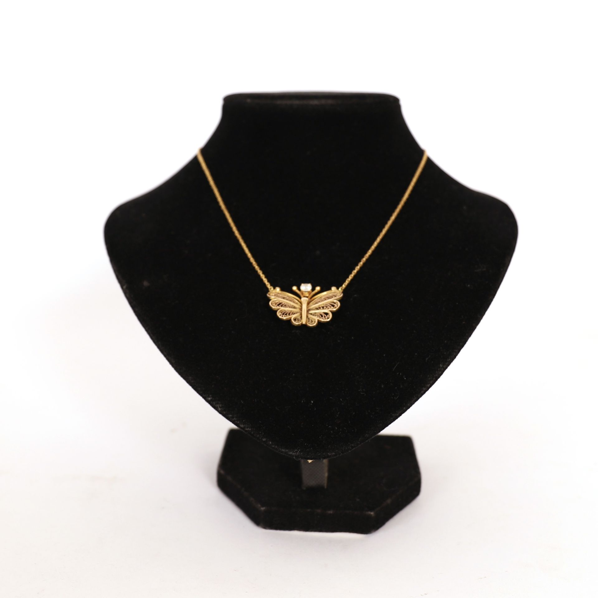 Null GOLD BUTTERFLY PENDANT WITH A STONE

Pb : 9 grs