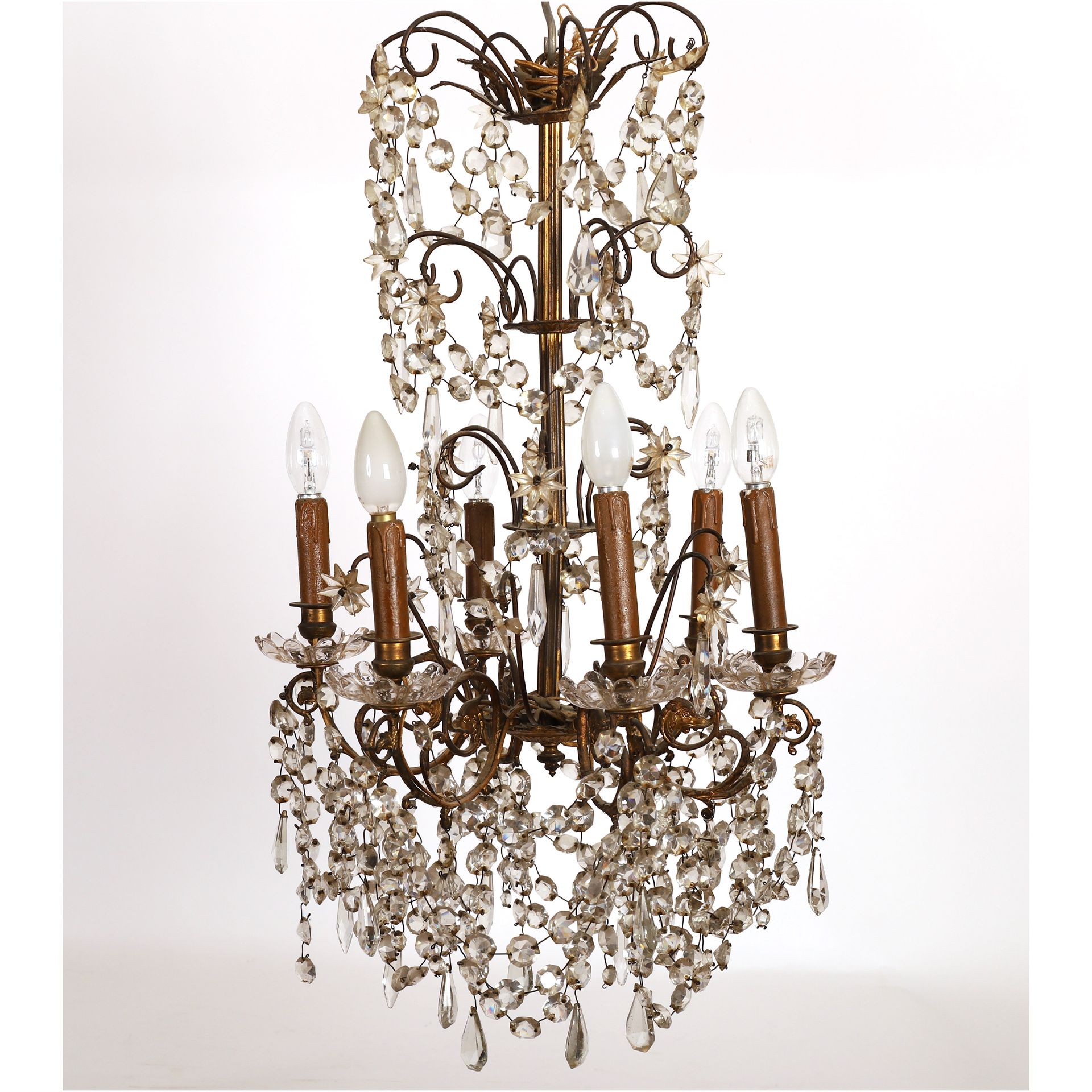 Null SMALL CHANDELIER WITH 6 ARMS OF LIGHTS IN BRASS

4 levels of garlands and f&hellip;