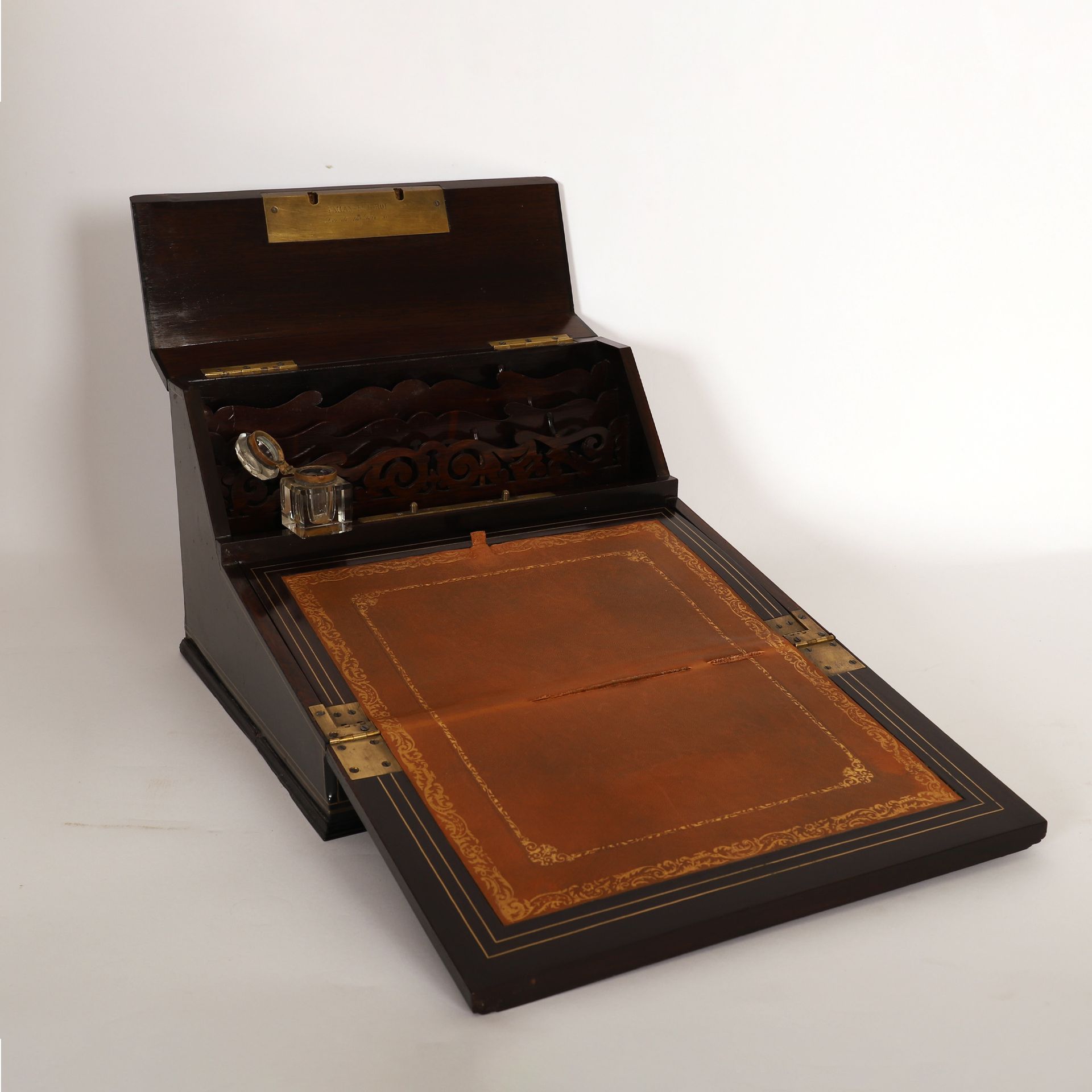 Null 纳波利翁三世 作家：塔汉（19世纪）

发黑的木头，珍珠母和黄铜镶嵌，橙色皮革桌垫

签名："TAHAN F(ournisseu)r du ROI R&hellip;