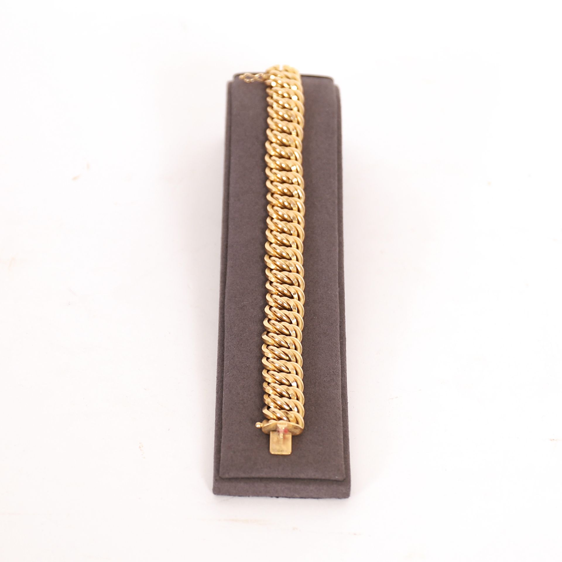 Null PULSERA DE ORO CON MALLA DOBLE

L : 18,5 cm

Peso : 39 grs