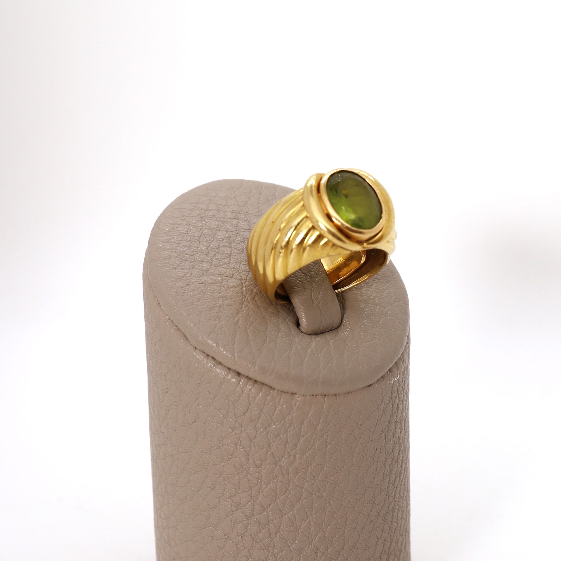 Null 
TORSO-RING AUS GELBGOLD MIT EINEM PERIDOT.

Tdd: 53

Pb: 13 grs

Abnutzung&hellip;