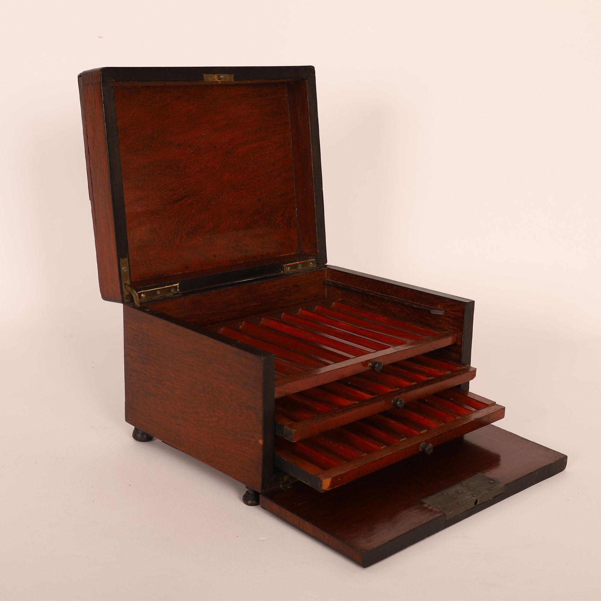 Null 桃花心木和珍珠母镶嵌的雪茄盒

有9个隔间的Tirois

19世纪

15,5 x 23,5 x 19厘米

一个抽屉丢失，一个脚被替换，小事故