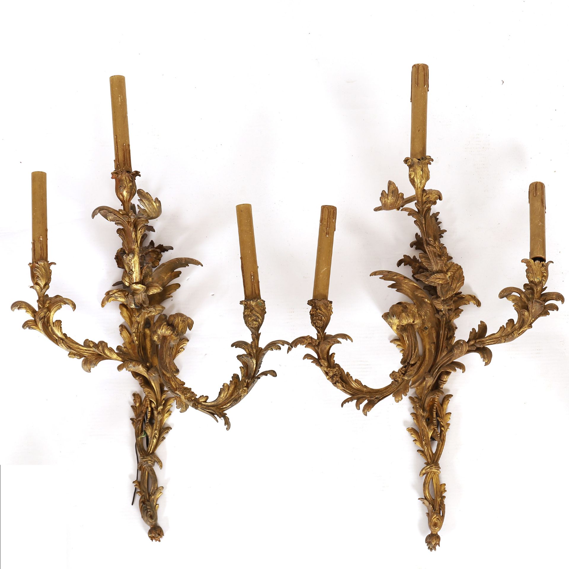 Null 一对路易十五风格的鎏金铜质壁炉

有三条带植物装饰的光臂

19世纪

高：71厘米

宽：58厘米