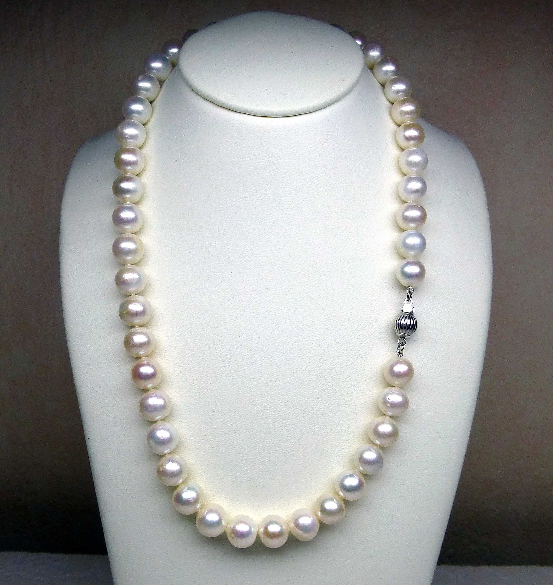 Null 一条非常漂亮和重要的天然养殖珍珠项链，直径9.5毫米，长42厘米 - 银扣（结）。