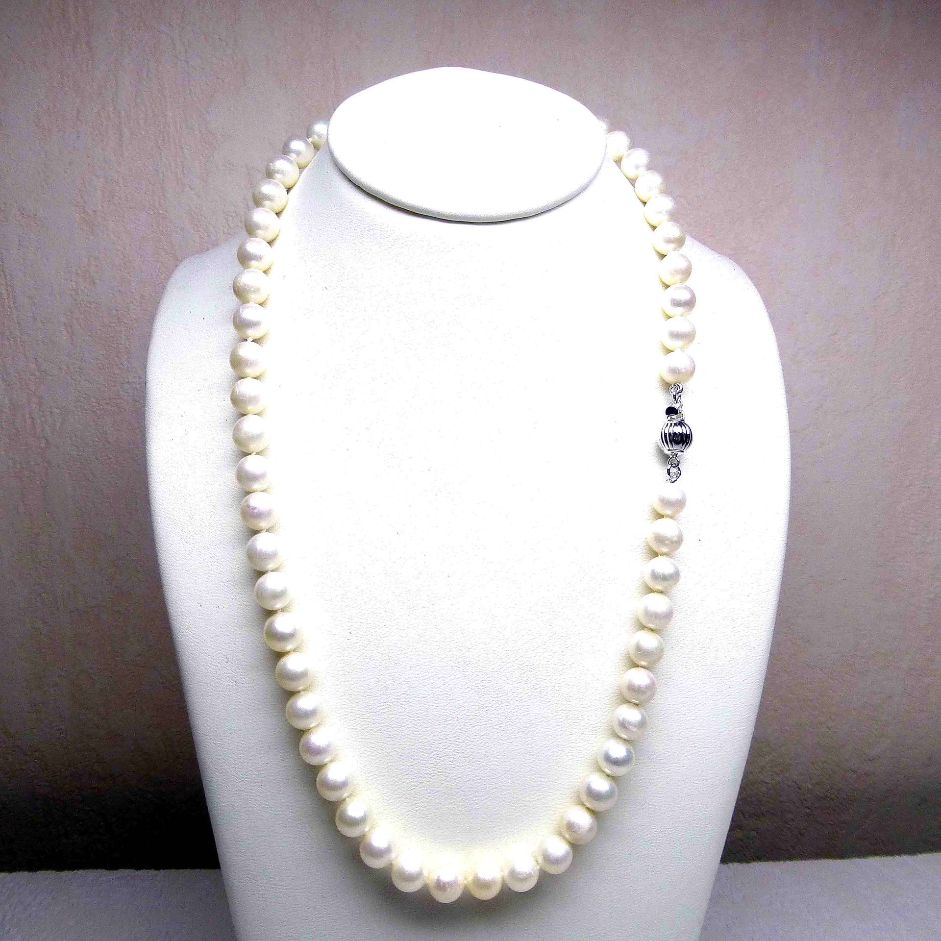 Null 一条直径为7-7.5毫米的天然养殖珍珠项链，长度为42厘米-银扣（每颗珍珠之间都有一个结），由天然+D11:G81elles组成。