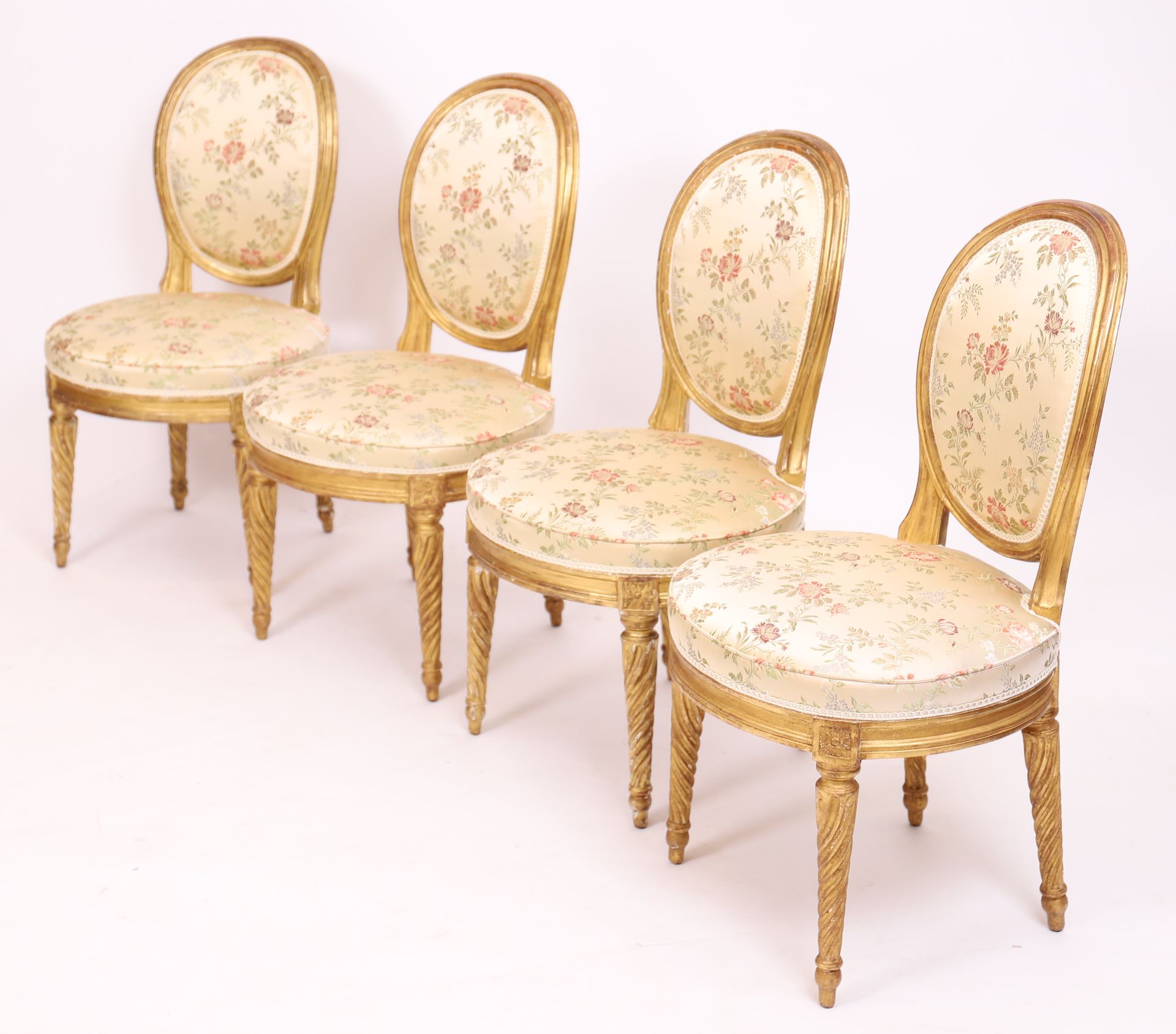 Null 套装四把路易十六的椅子

在镀金的木头上，有一个卡布丽亚勋章的背面，靠在有扭曲的凹槽的锥形腿上。丝绸内饰。

模特：阿德里安-皮埃尔-杜潘

18世纪&hellip;