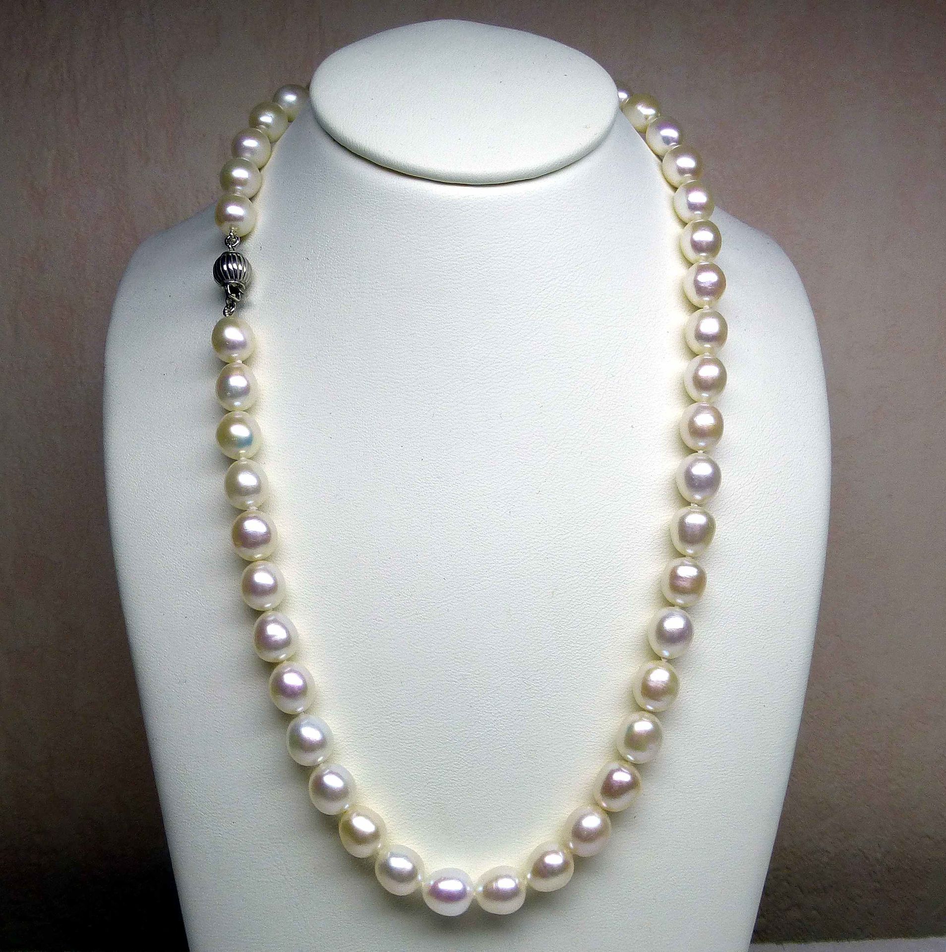 Null 一条非常漂亮和重要的天然养殖珍珠项链，直径为9.5毫米，长度为42厘米 - 银扣（结）。
