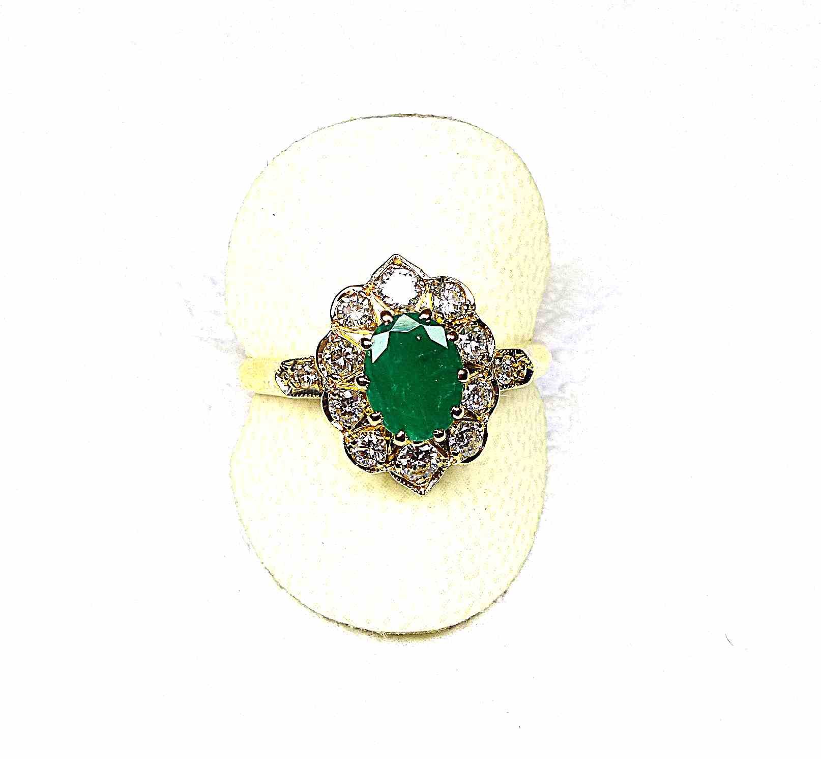 Null 黄金戒指，镶嵌有椭圆形绿色哥伦比亚祖母绿，并由10颗质量非常好的钻石组成 - 黄金4.61克。