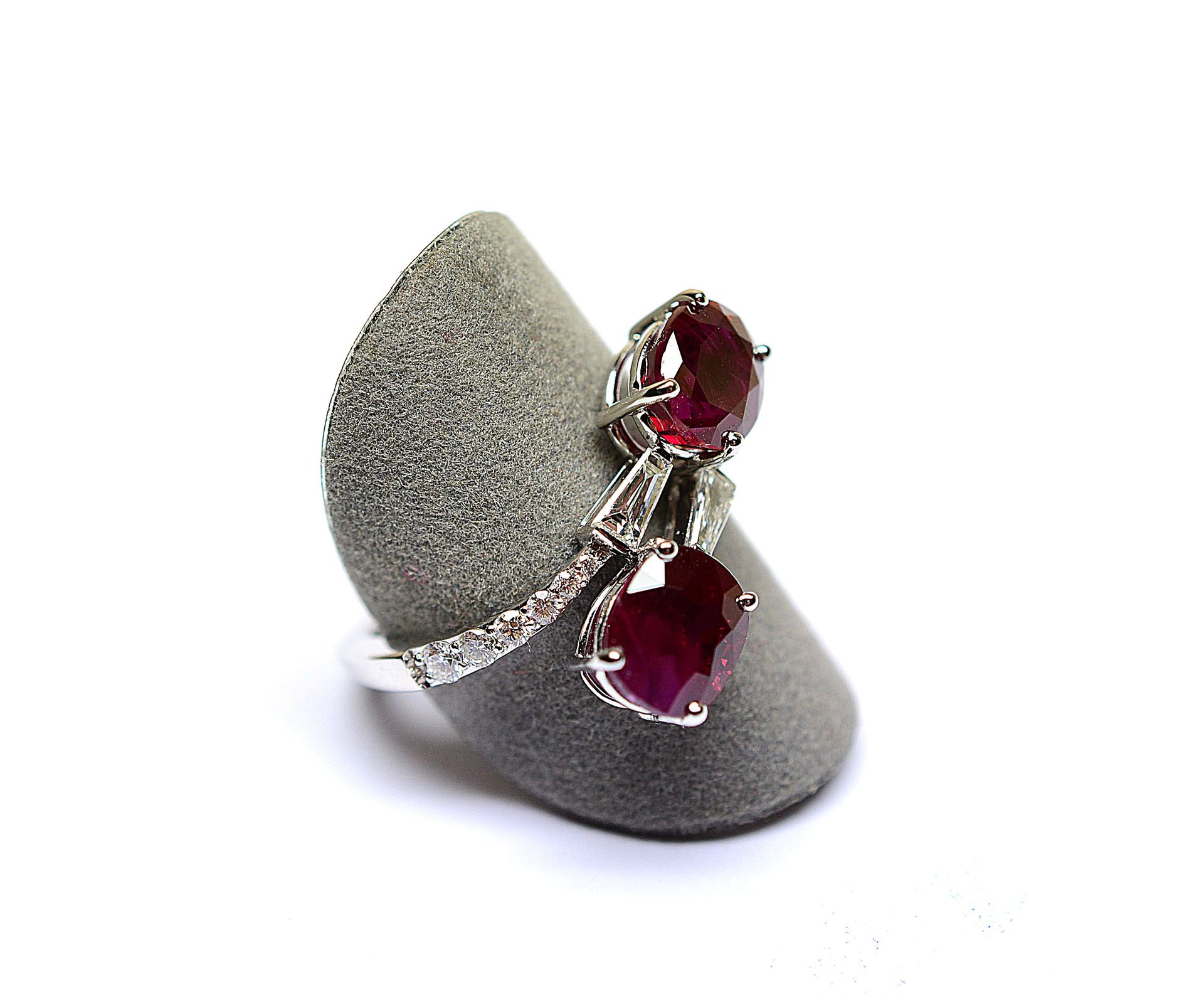 Null White gold ring "you and me" of 2 NATURAL BIRMANS rubies for 3,26 c in tota&hellip;