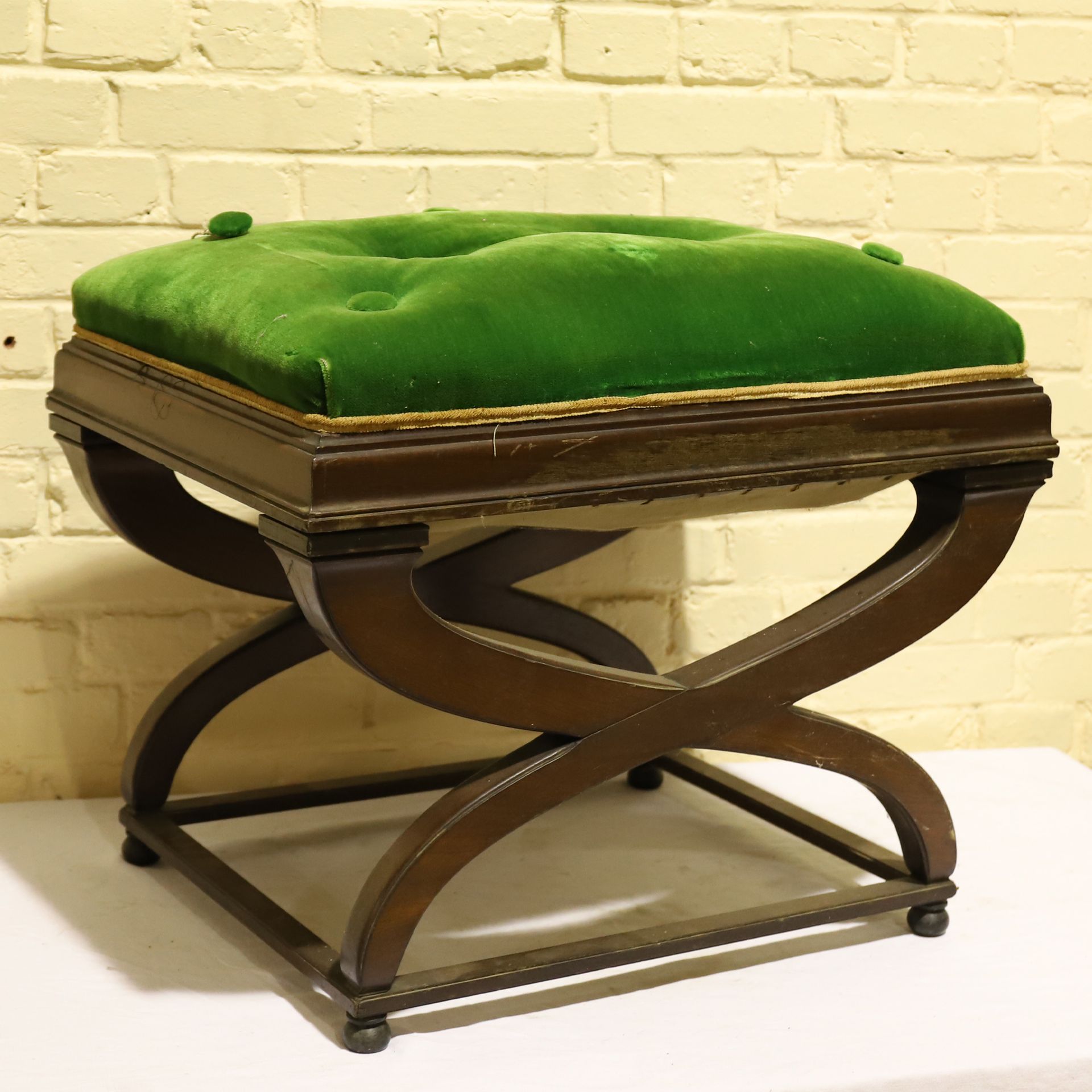 Null 桃花心木X形底座的凳子

绿色天鹅绒软垫

原样，但有一些磨损