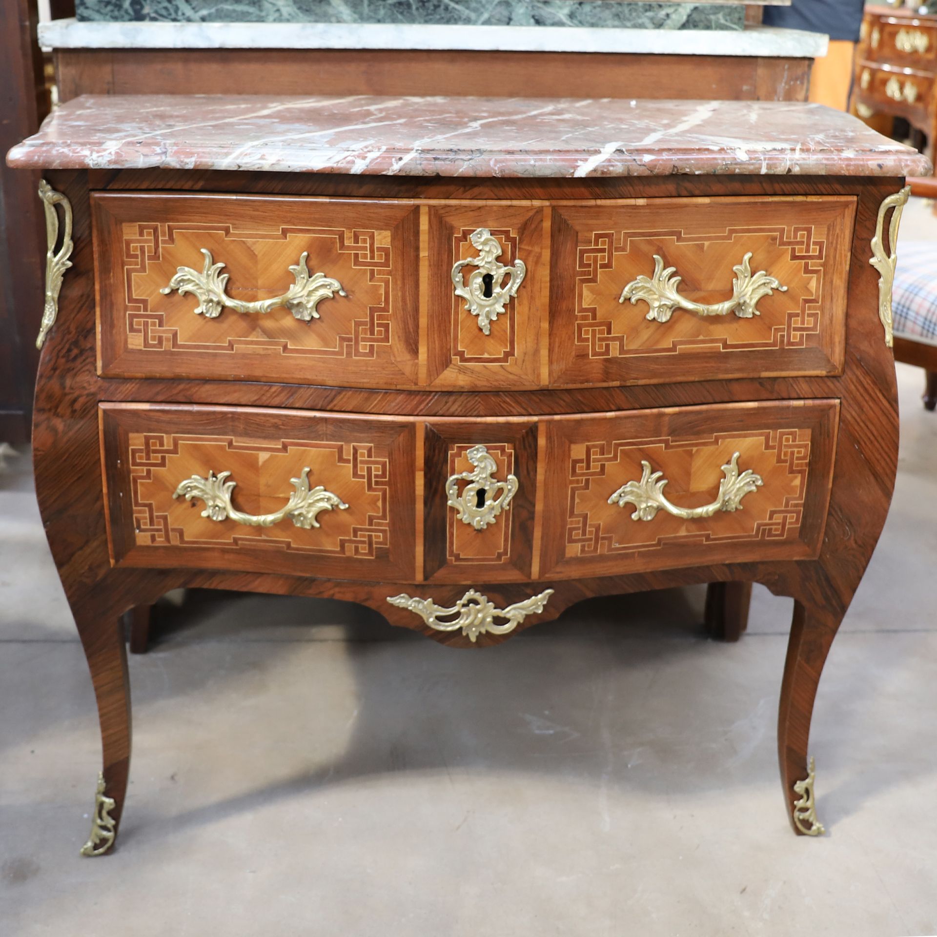 Null SMALL COMMODE JUMPER LOUIS XV

Opening by two drawers in front of the geome&hellip;