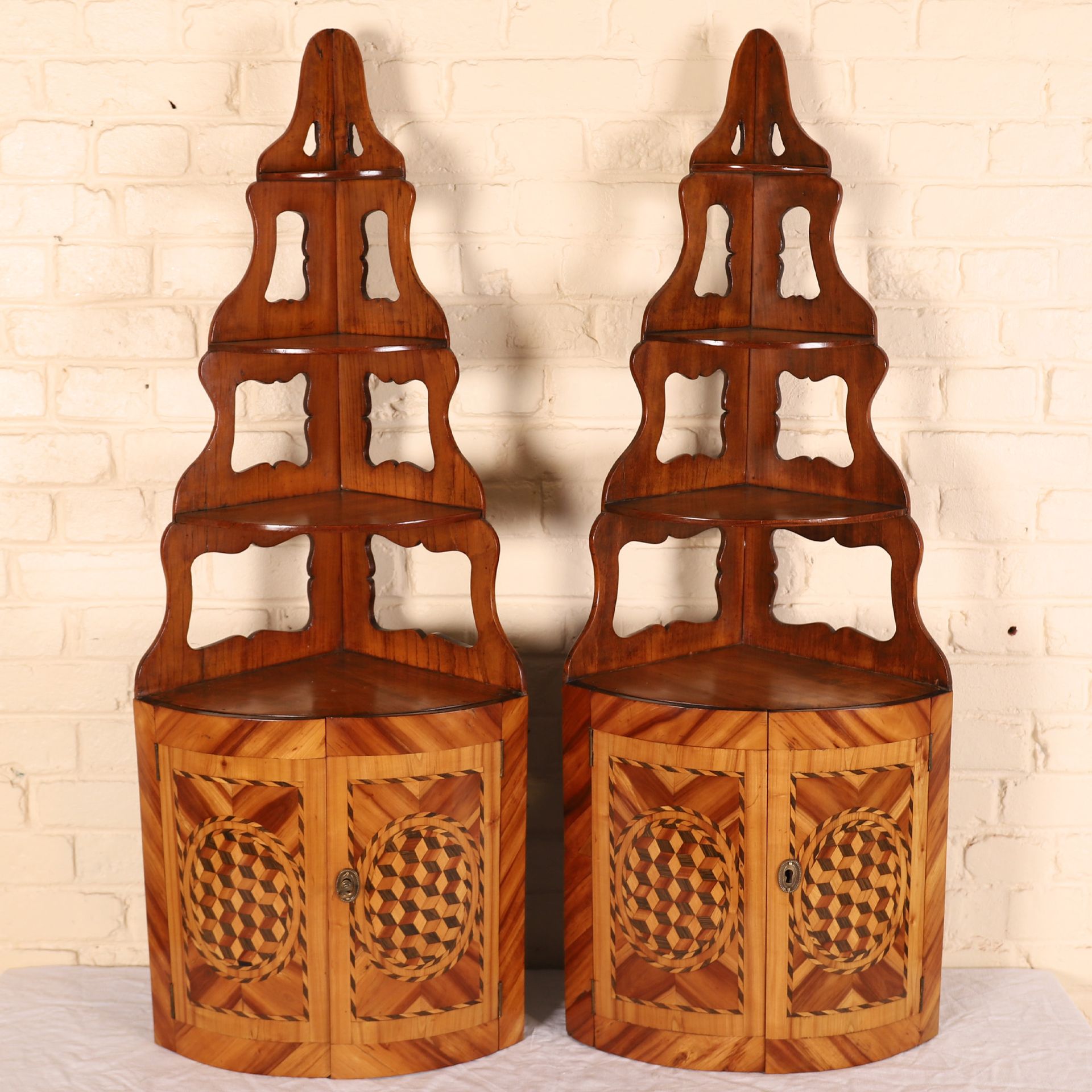 Null PAIR OF SMALL CORNER SCONCES IN MARQUETRY OF CUBES

Native veneer wood

Ope&hellip;
