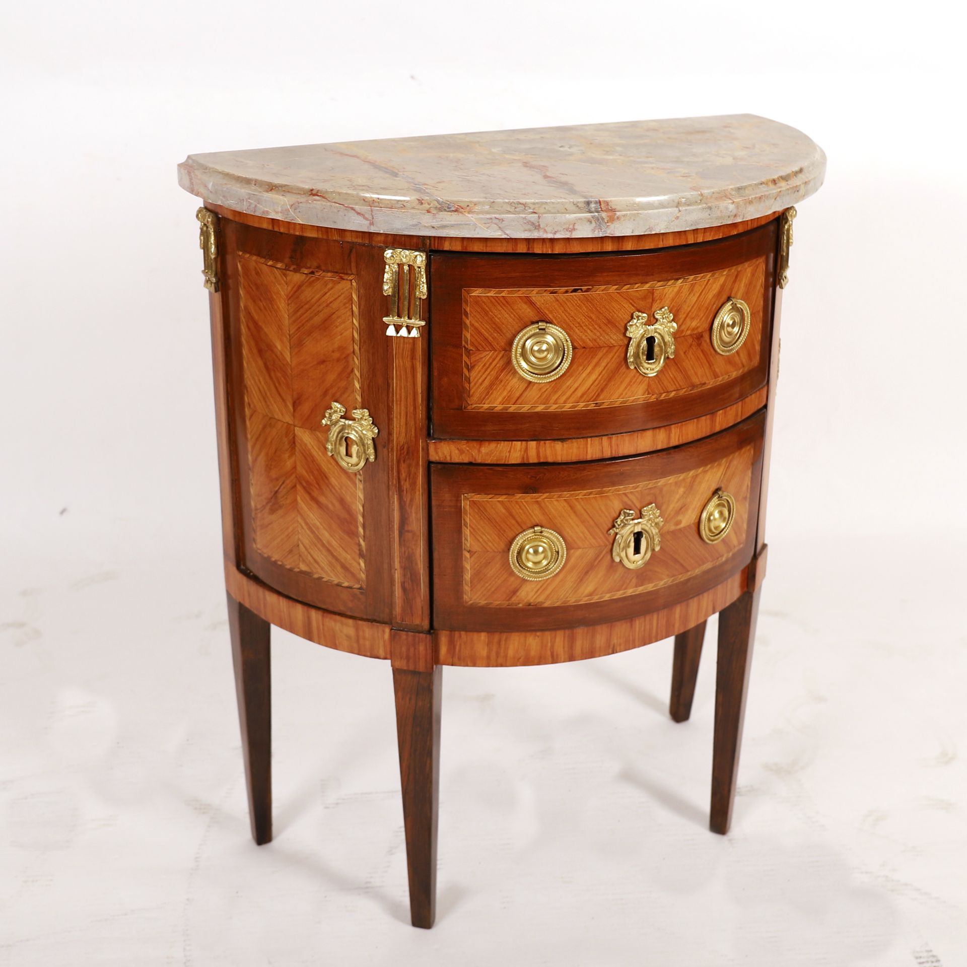 Null NICE LITTLE HALF-LUNE COMMODE LOUIS XVI, 18th century

With two rows of dra&hellip;