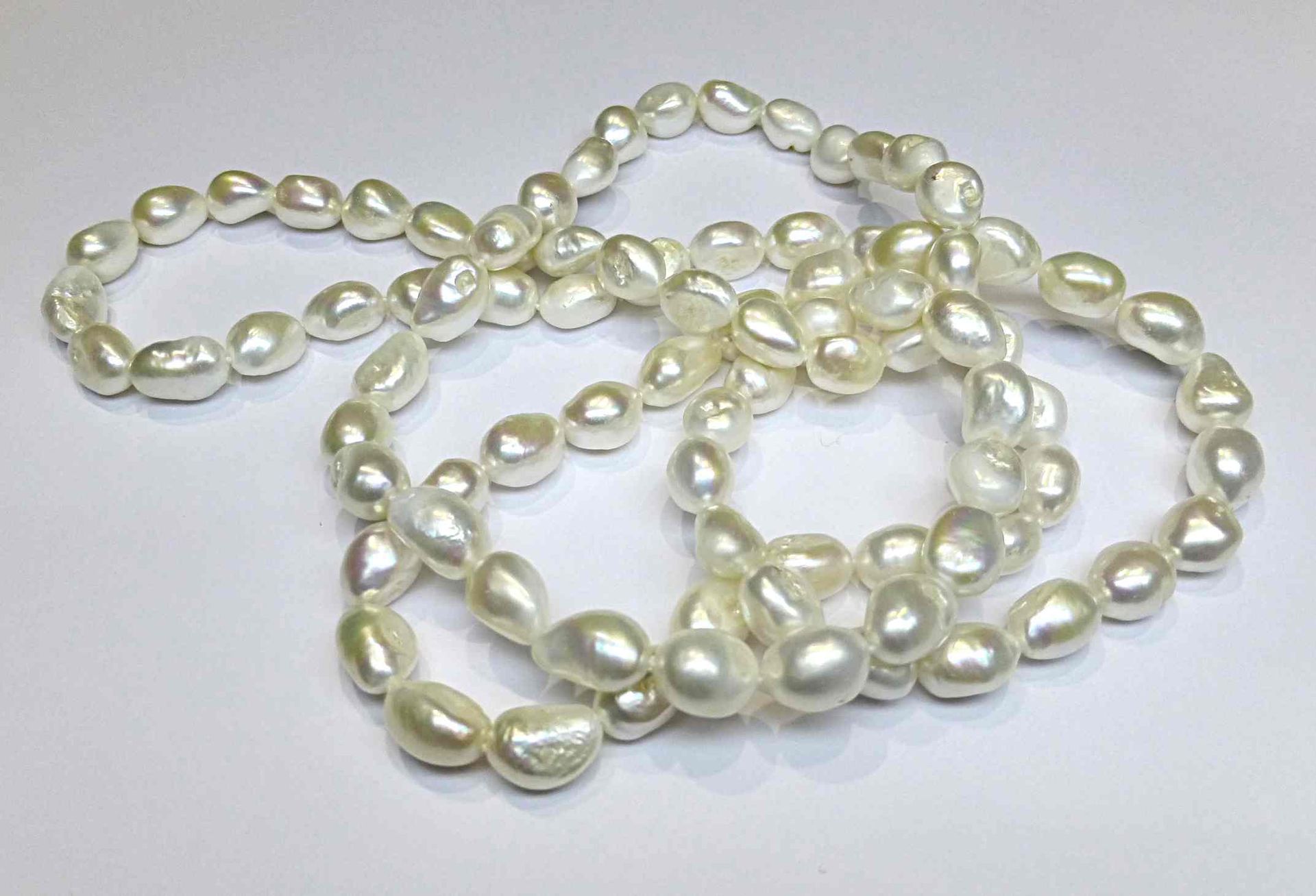 Null 一条非常原始的长项链，由巴洛克形状的天然养殖珍珠制成，长1.60米（每颗珍珠之间有一个结）。