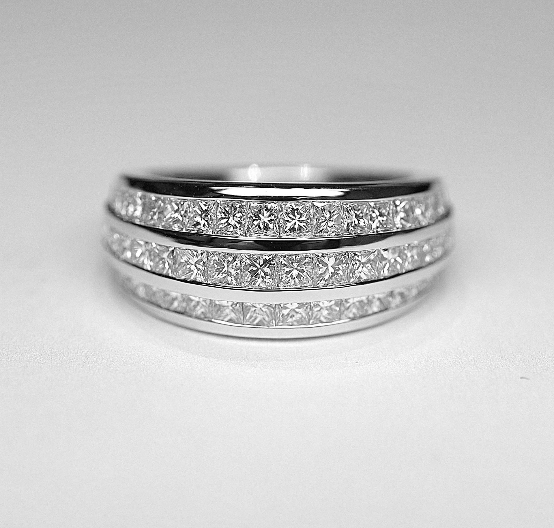 Null 3行白金珠宝戒指，镶有60颗方形钻石（公主式切割） - 质量为G/VS，约3.10克拉 - 黄金7.36克