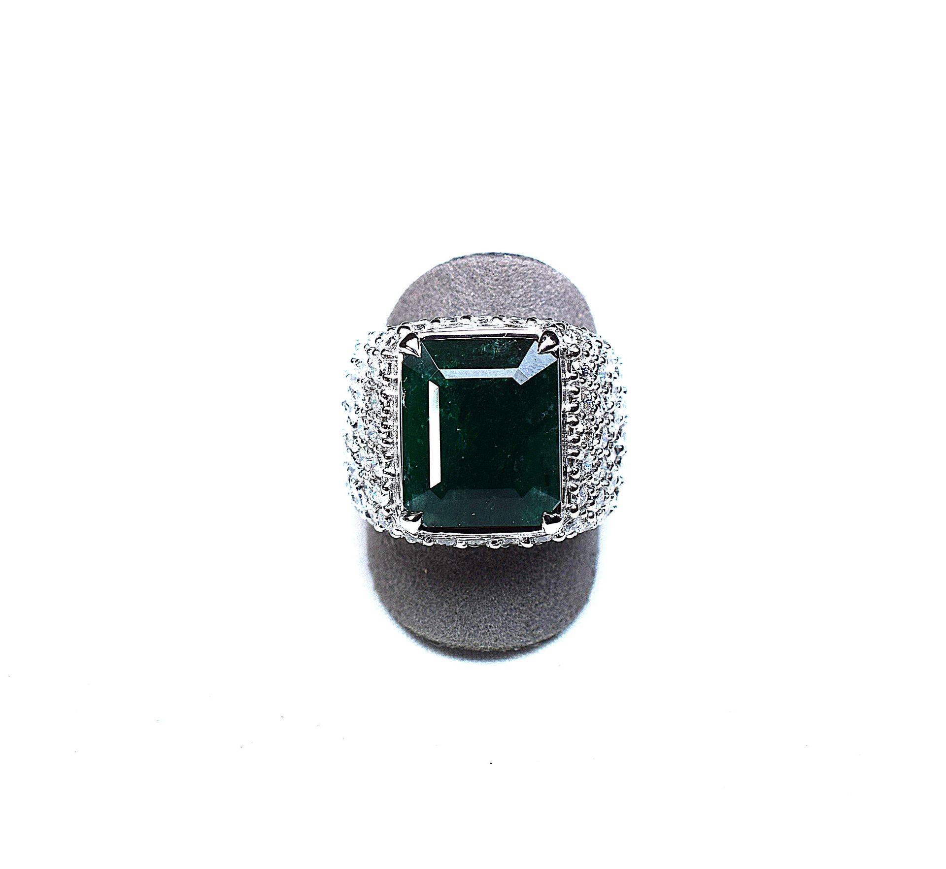 Null White gold ring type "jonc" centered of an important emerald cut to degree &hellip;