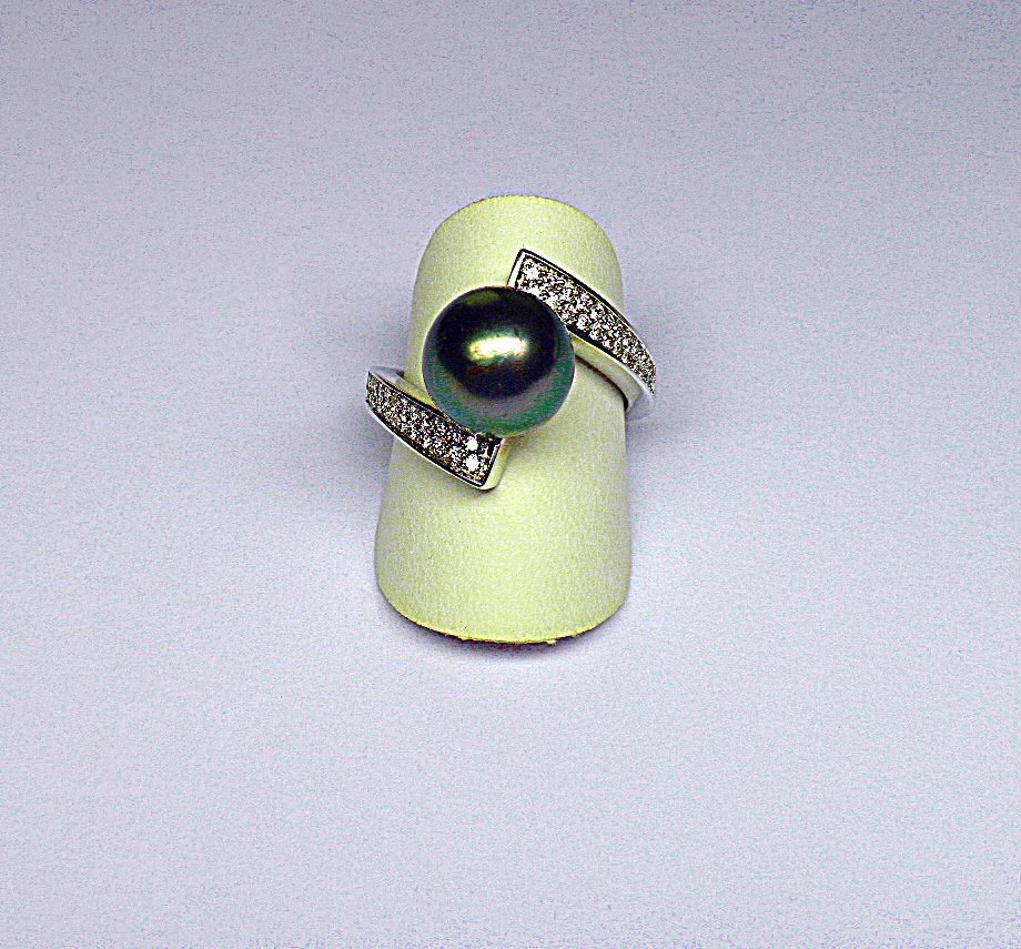 Null White gold ring holding a Tahitian pearl diameter 10/10.5 mm, twisted ring &hellip;