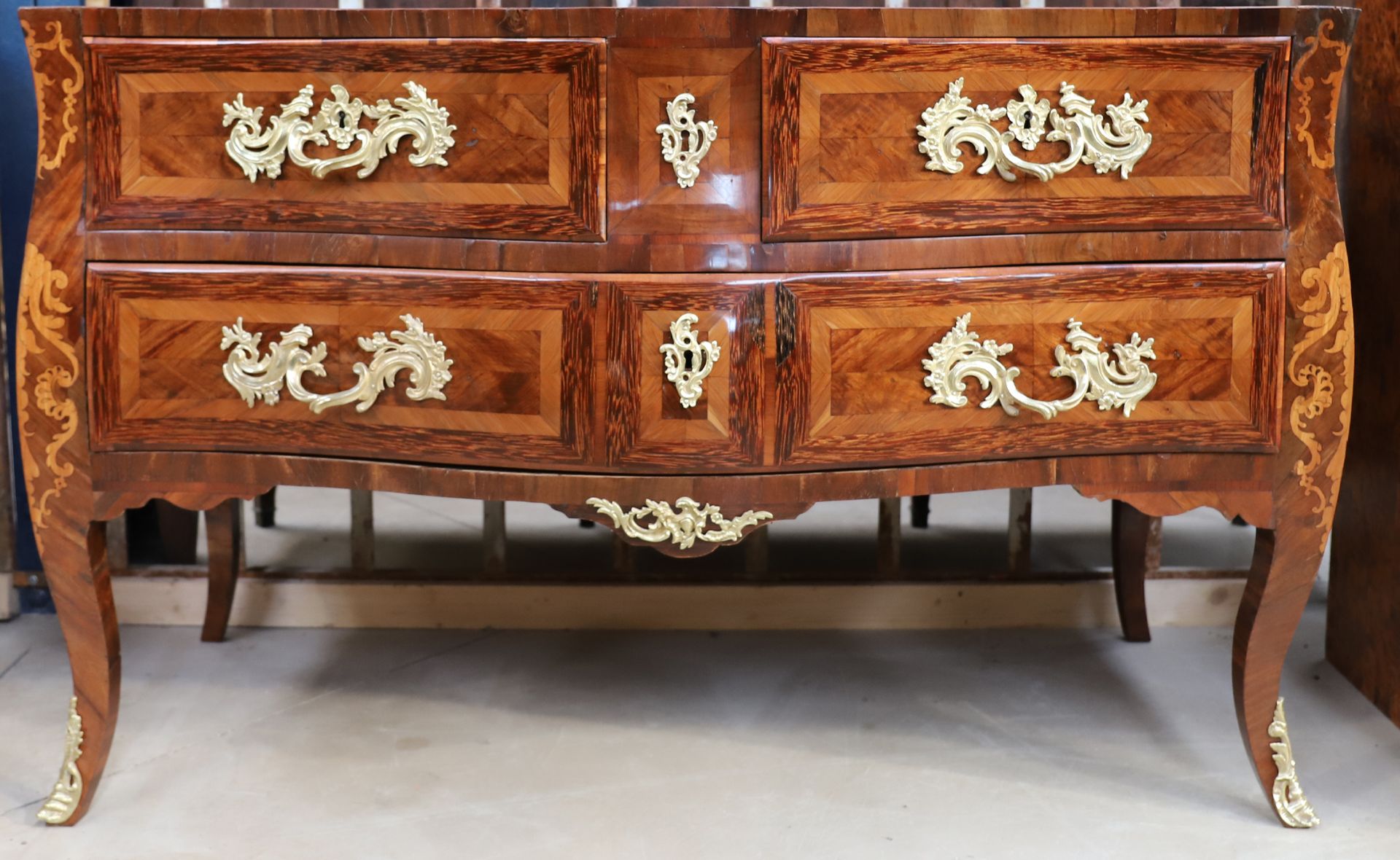 Null ITALIAN CHEST OF DRAWERS WITH INLAID DECORATION IN THE LOUIS XIV REGENCY ST&hellip;