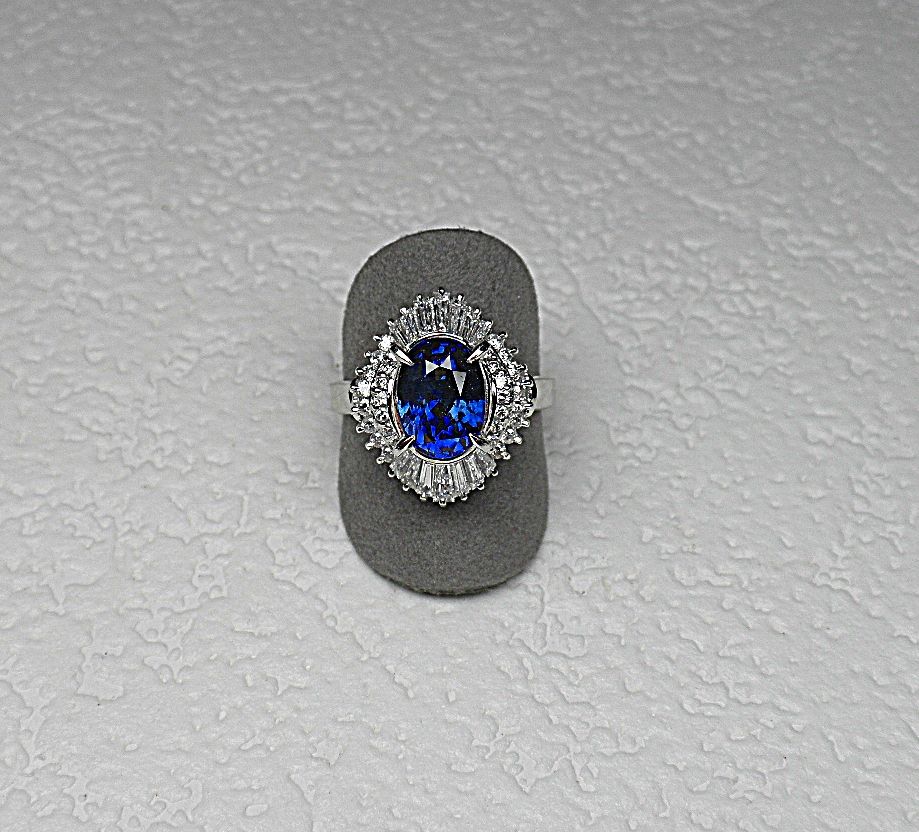 Null Jewelry skirt ring in platinum set with an oval Ceylon sapphire of exceptio&hellip;