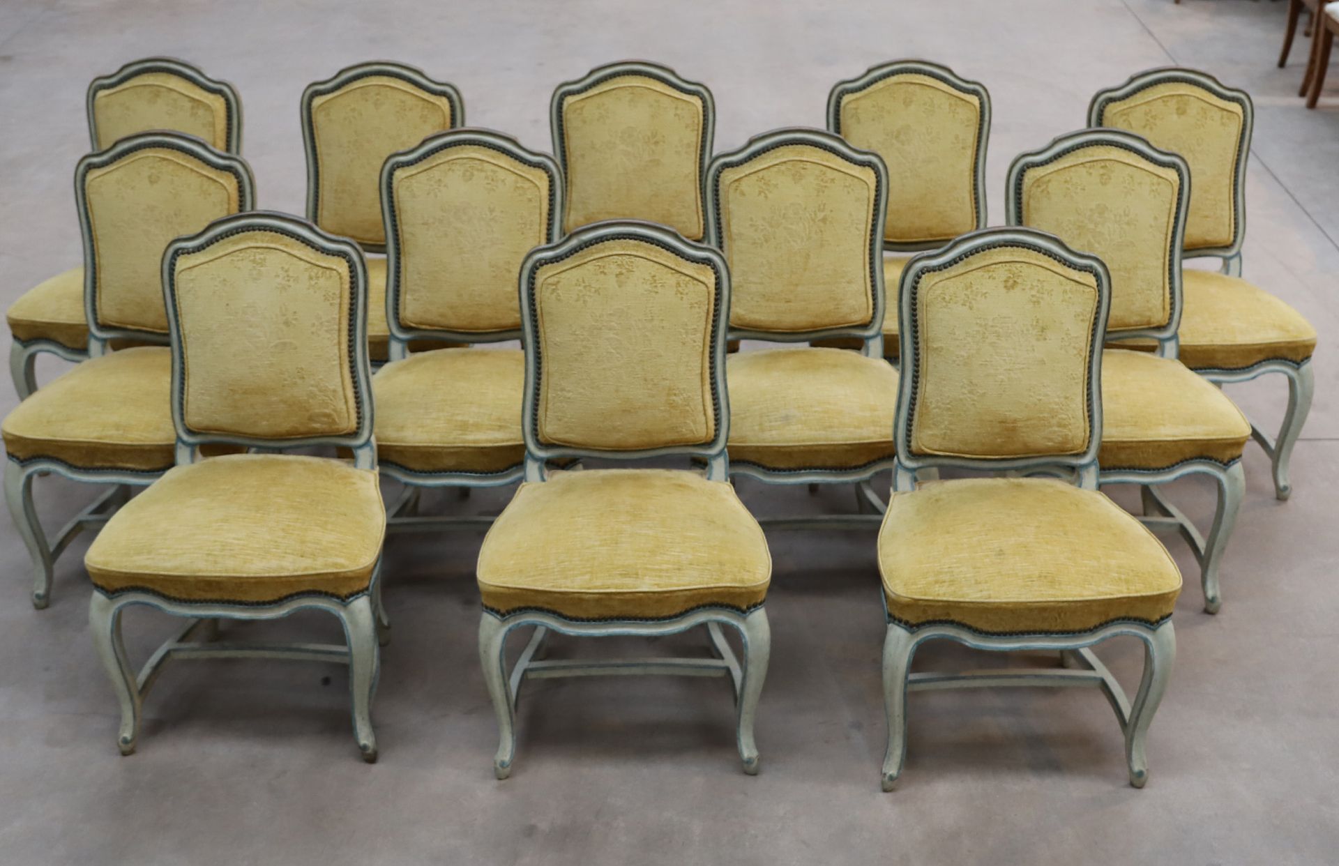 Null 一套12把带蓝线的木椅，以布兰查德的精神为模型

座椅和背部覆盖着黄色天鹅绒

弯曲的腿由一个H形支架连接

95 x 57.5 x 47.5 厘米