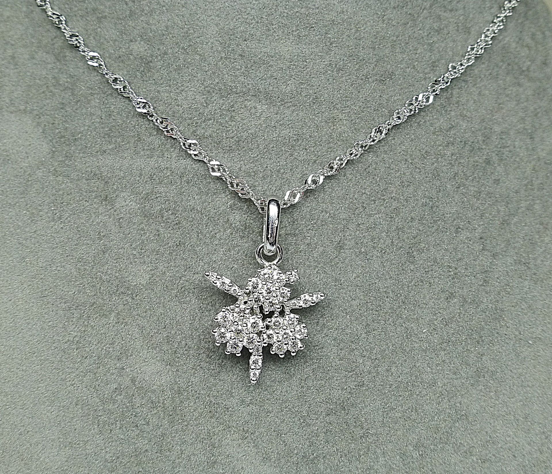 Null White gold pendant representing 3 flowers paved with diamonds for 1,20 c. A&hellip;