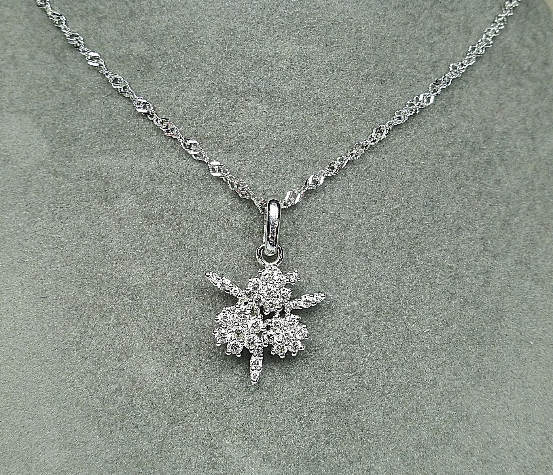 Null Weißgoldanhänger, der 3 Blumen mit Diamantpavé für ca. 1,20 ct darstellt - &hellip;