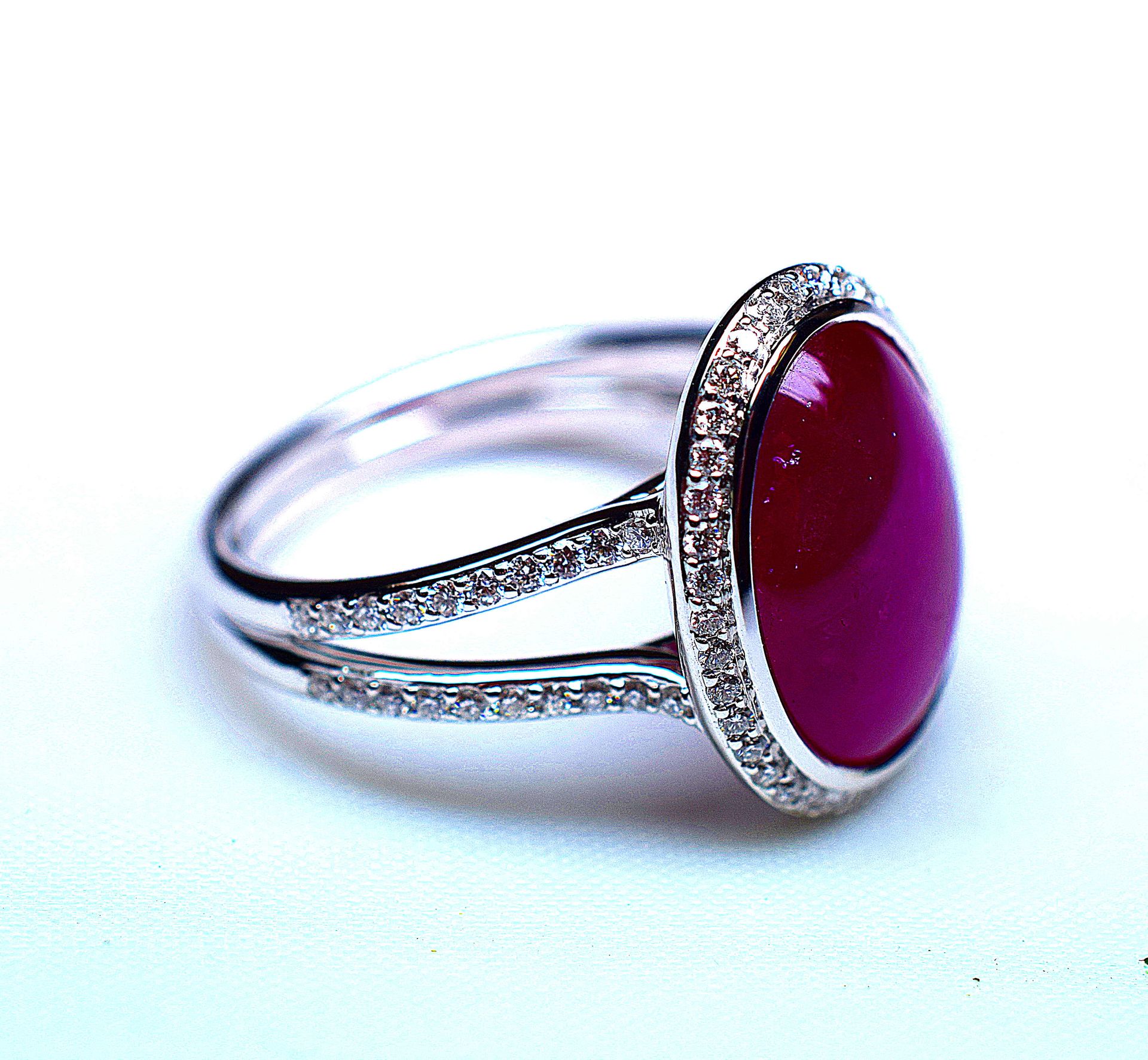 Null White gold ring enclosing an oval cabochon ruby NATURAL BIRMAN for 6,71 c. &hellip;