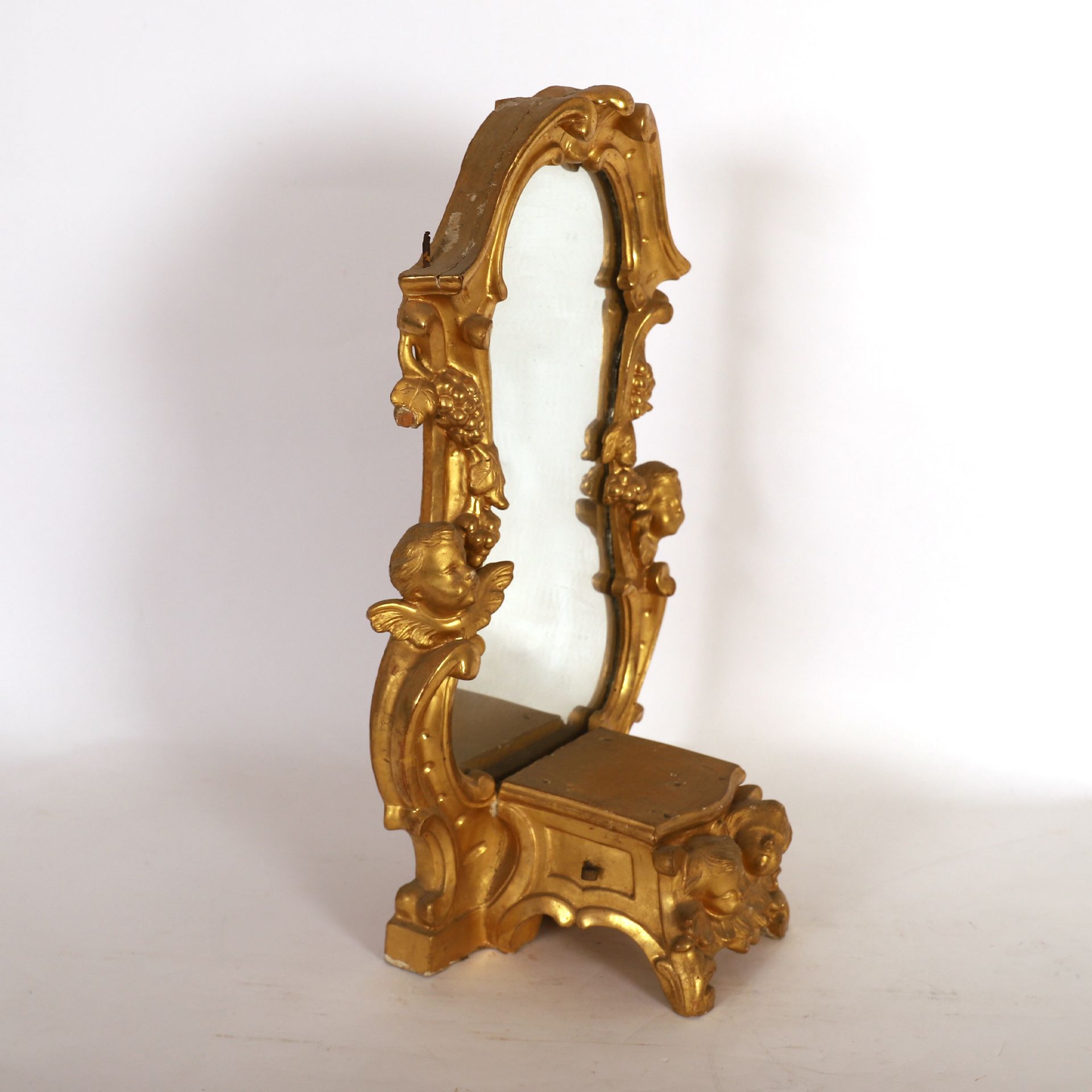 Null 雕刻和镀金的木制镜子展示架路易十四模式

饰有普提头和成束的水果

61 x 36,5 x 21,5 cm

使用和维护的条件