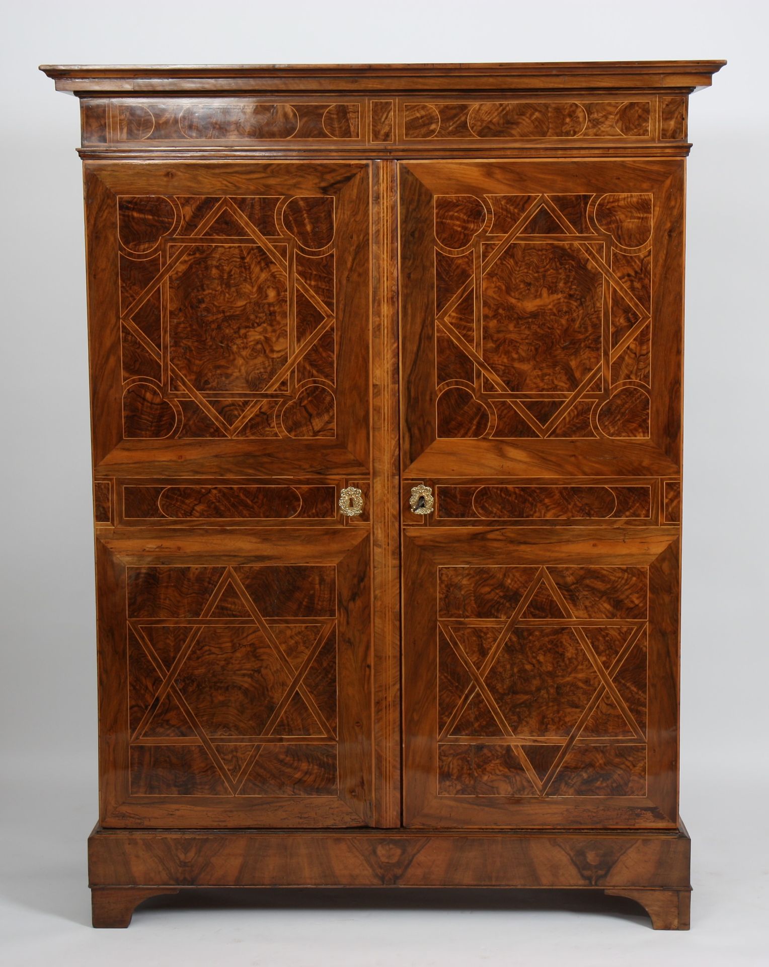 Null RARE INLAID CABINET LOUIS XIV

In walnut and walnut burl veneer, decorated &hellip;