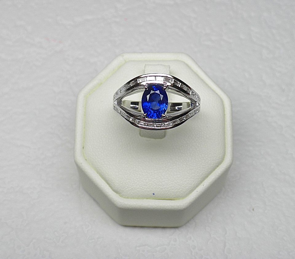 Null 白金双环，镶嵌32颗长方形钻石，G/VS，约1克拉，支持一颗椭圆形锡兰蓝宝石，颜色非常漂亮，约2克拉 - 黄金5.40克。