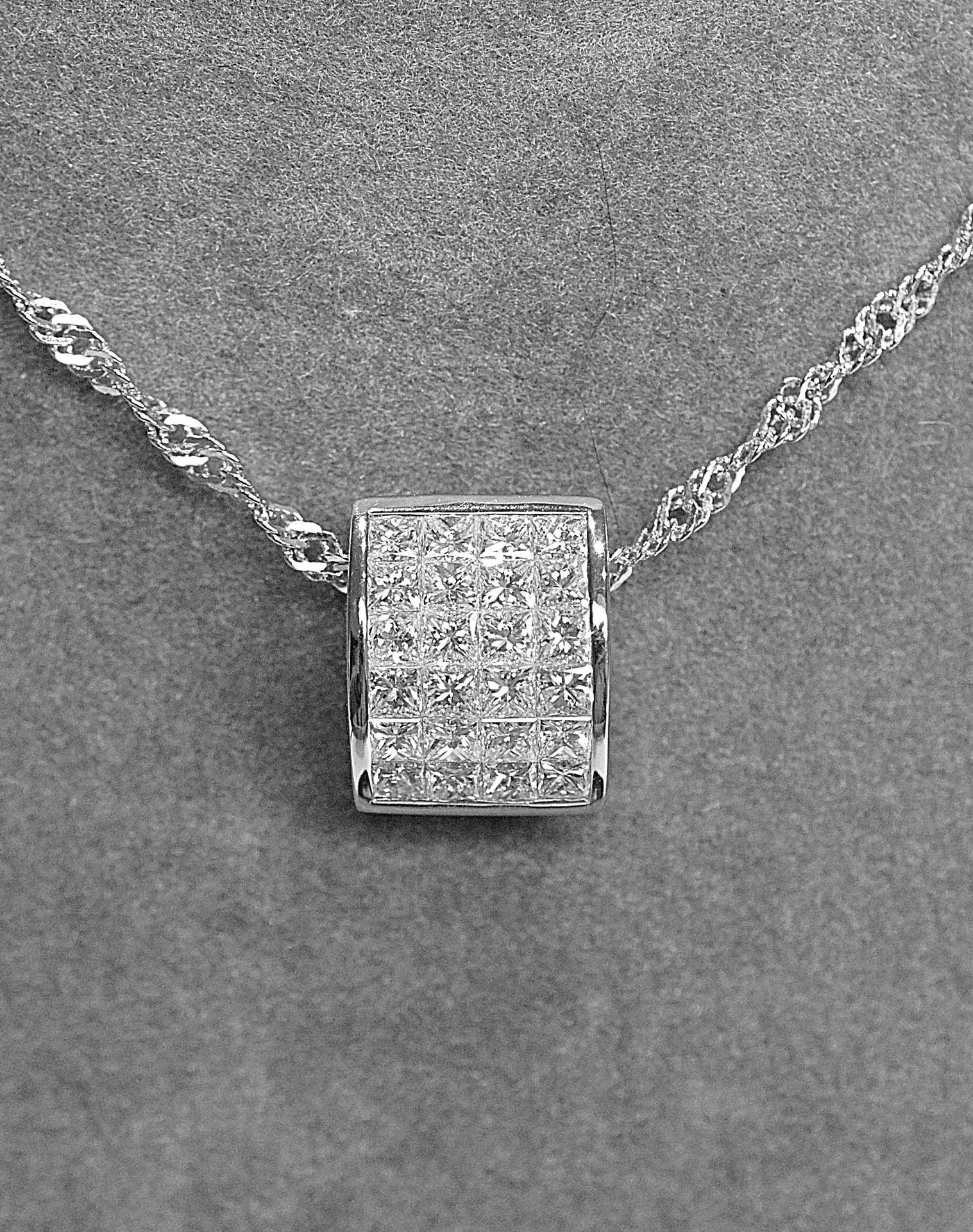 Null 美丽的现代吊坠，镶有24颗公主式切割钻石，隐形镶嵌，约1c(G/VS)，带链 - 黄金4.38g。