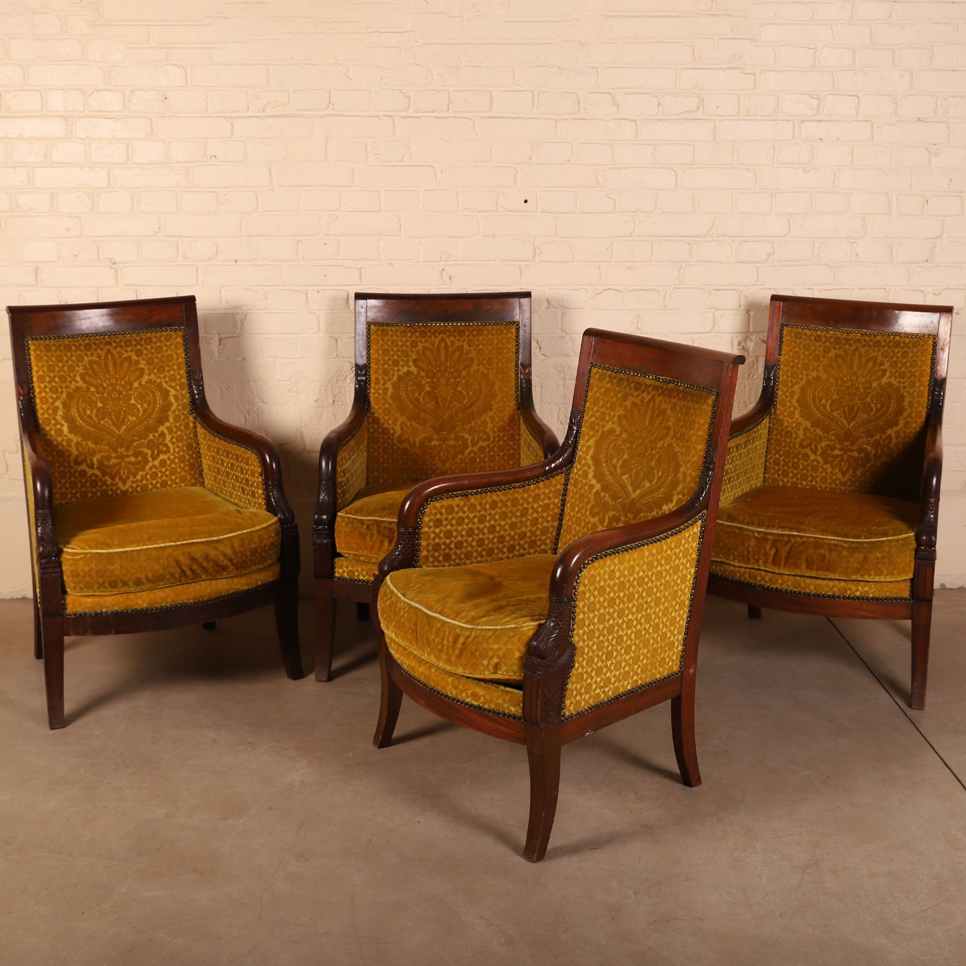 Null 一套四把帝国椅，19世纪

芥末黄软垫

扶手的把手代表了一个由两部分组成的风格化的海豚

92 x 64 x 48 厘米

使用和修复的条件