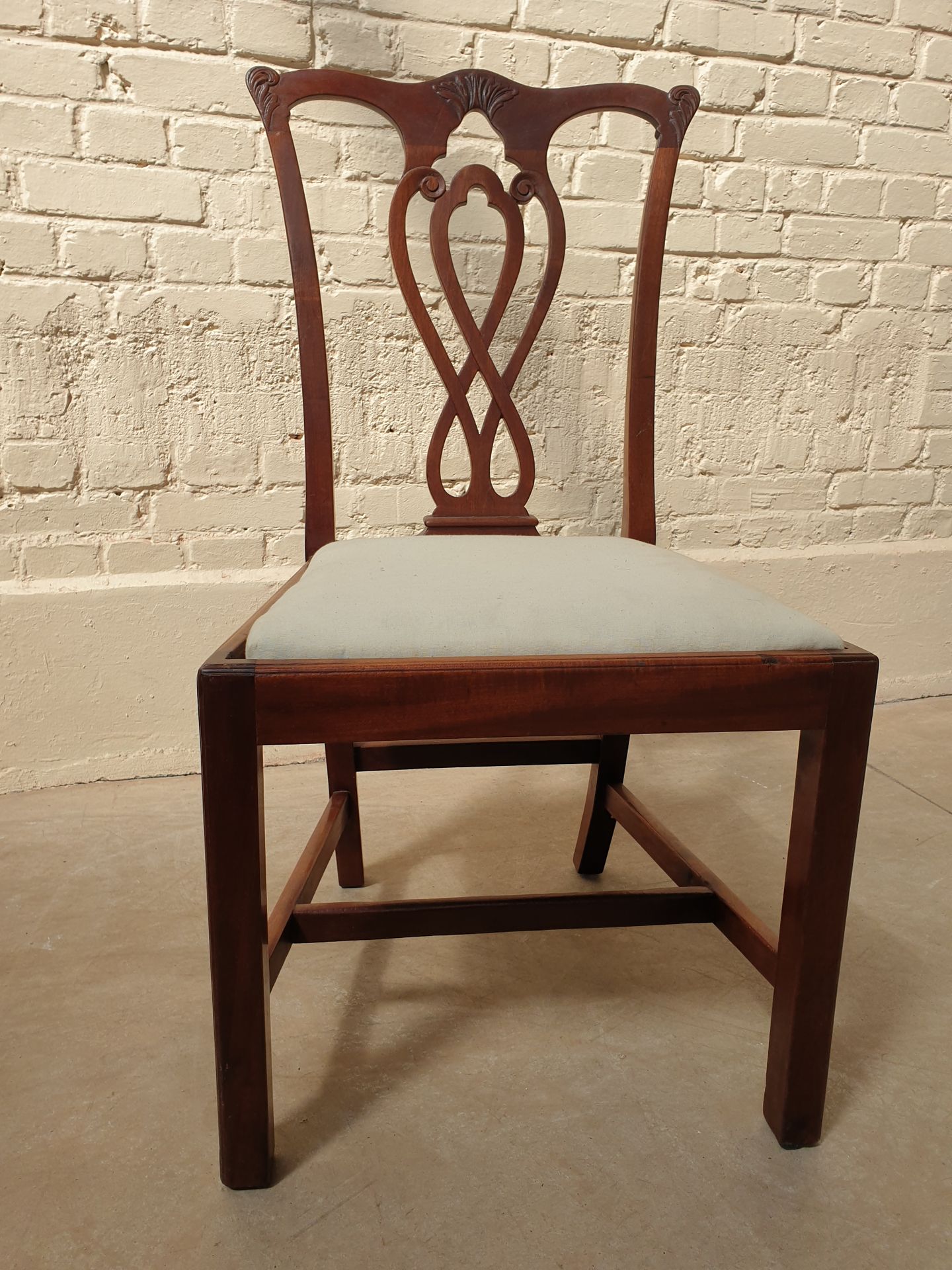 Null 一套漂亮的八把模制桃花心木椅子

镂空的背部有交错的装饰

英文作品

19世纪

93 x 48 x 48厘米

使用和维护的条件