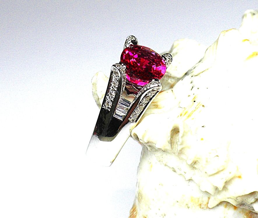 Null White gold ring holding a rare oval rubelite weighing 5.50 c. Approx. Of ex&hellip;