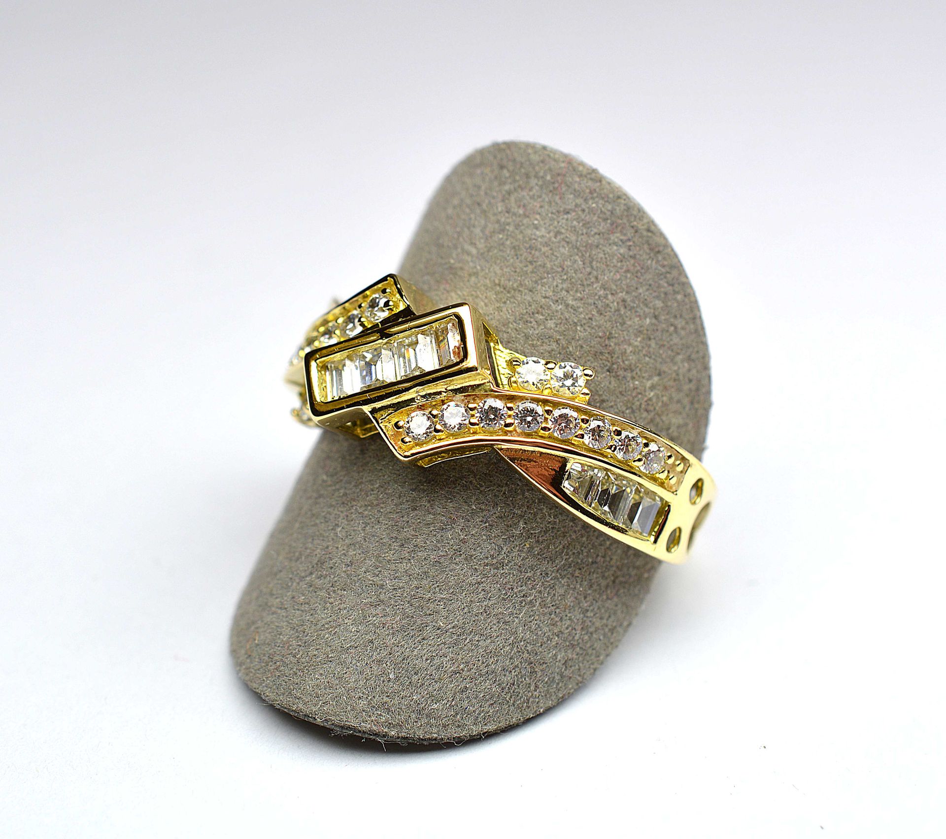 Null 黄金戒指，中间镶嵌着一排长方形，戒指上有长方形和圆形氧化锆石的装饰。非常好的工作。黄金 3,43 g