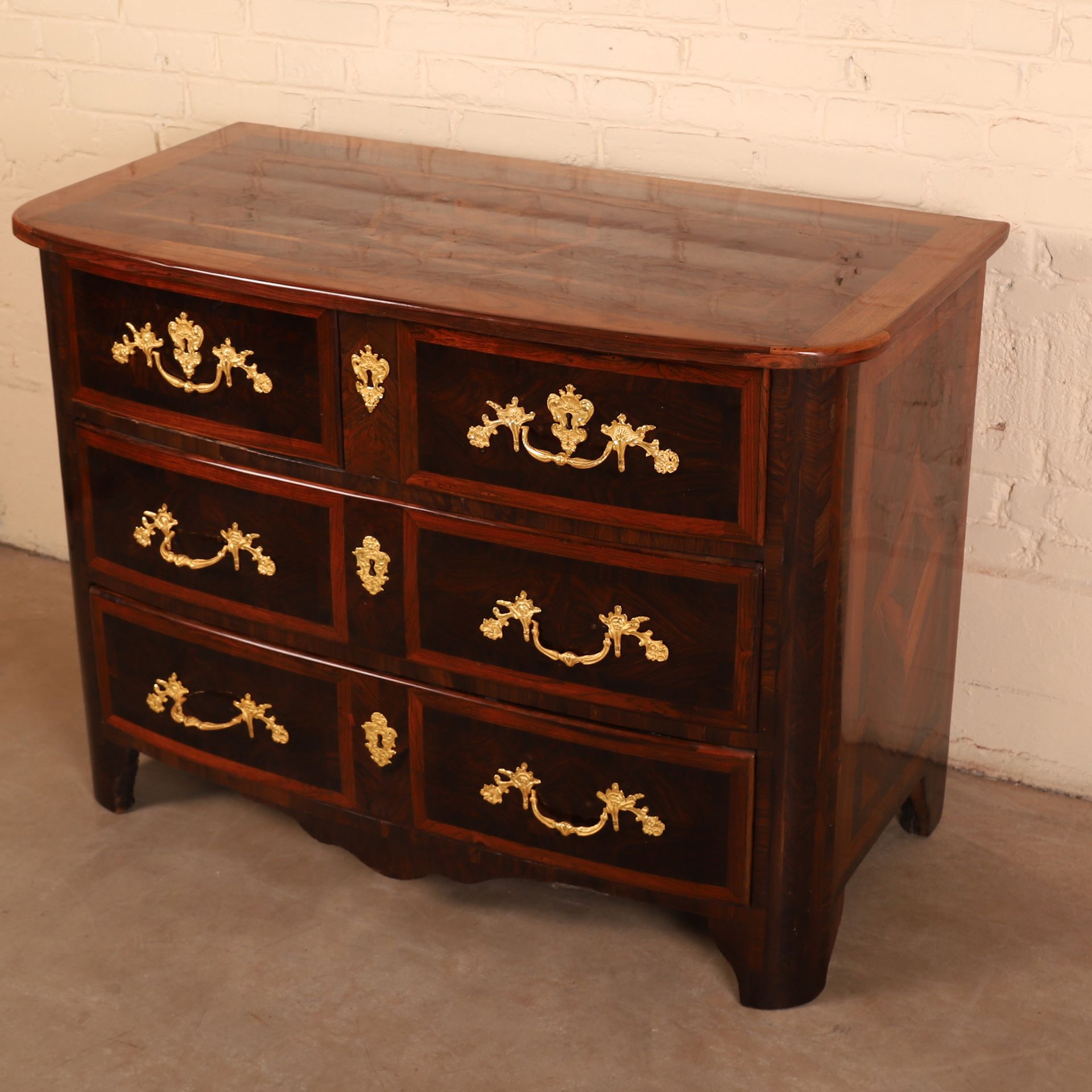 Null ELEGANT CHEST OF DRAWERS OF THE LOUIS XIV PERIOD

Opening with four drawers&hellip;