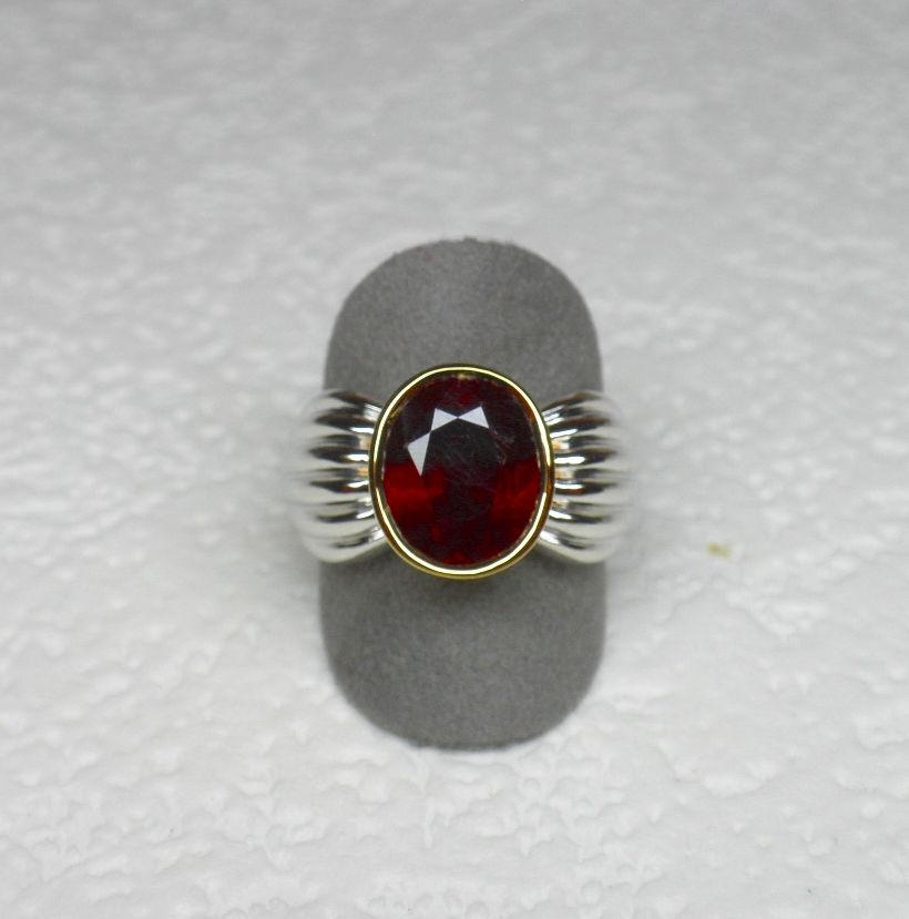 Null 双色戒指，持有一颗颜色美丽的处理过的红宝石，约6分 - 黄金10.38克。