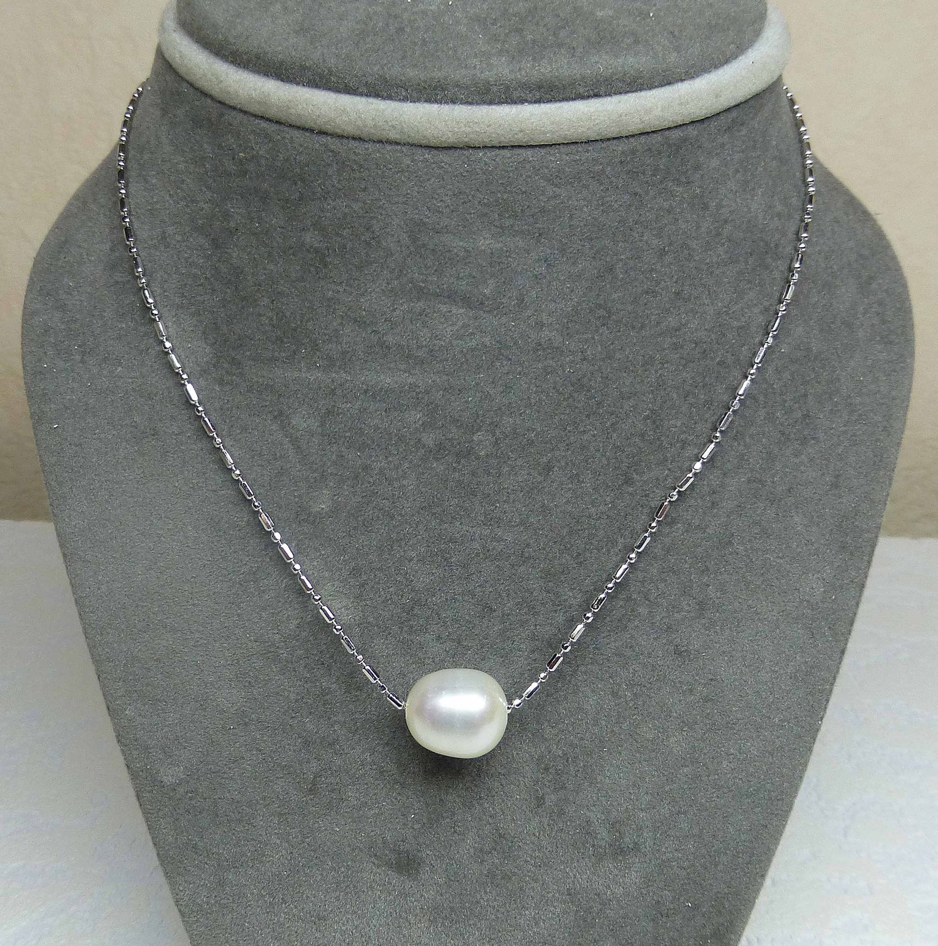 Null A natural cultured pearl pendant with a diameter of 11 mm on a silver chain