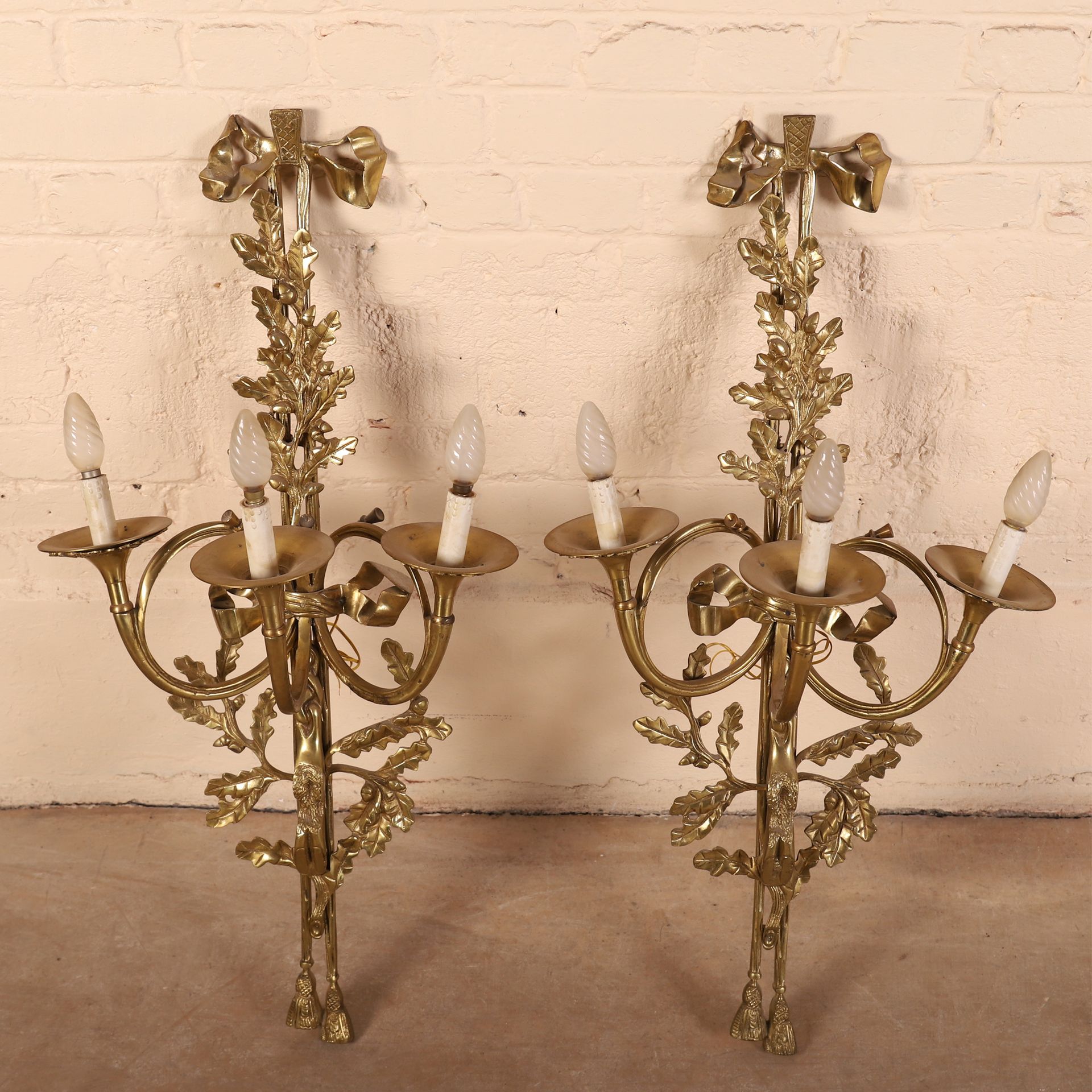 Null 一对金黄色的铜灯 20世纪

狩猎角形状的三个灯臂，橡树叶和鹿腿装饰

高：92厘米

宽：43厘米
