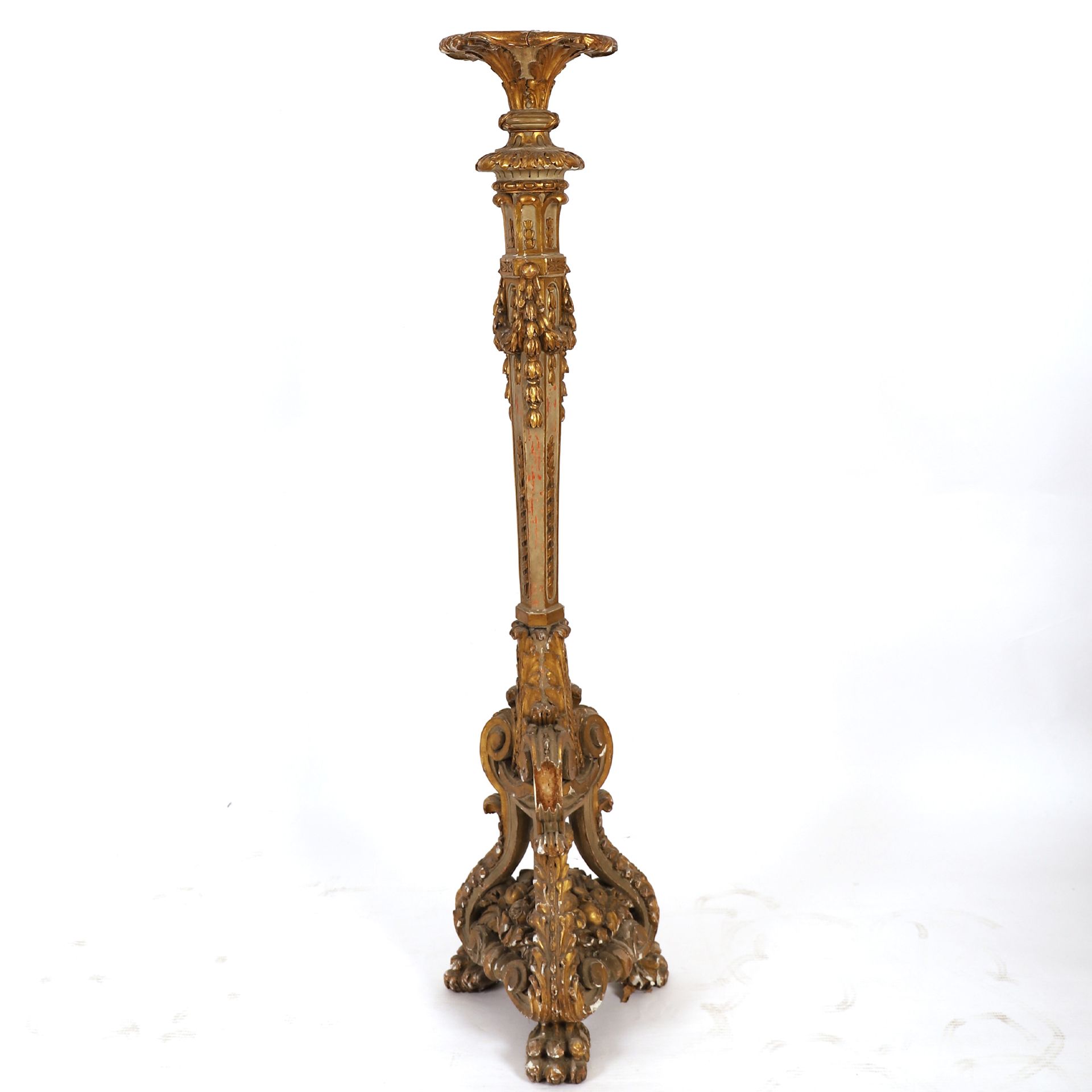 Null LARGE TRIPOD CANDLESTICK IN CARVED AND GILDED WOOD IN THE LOUIS XVI STYLE

&hellip;