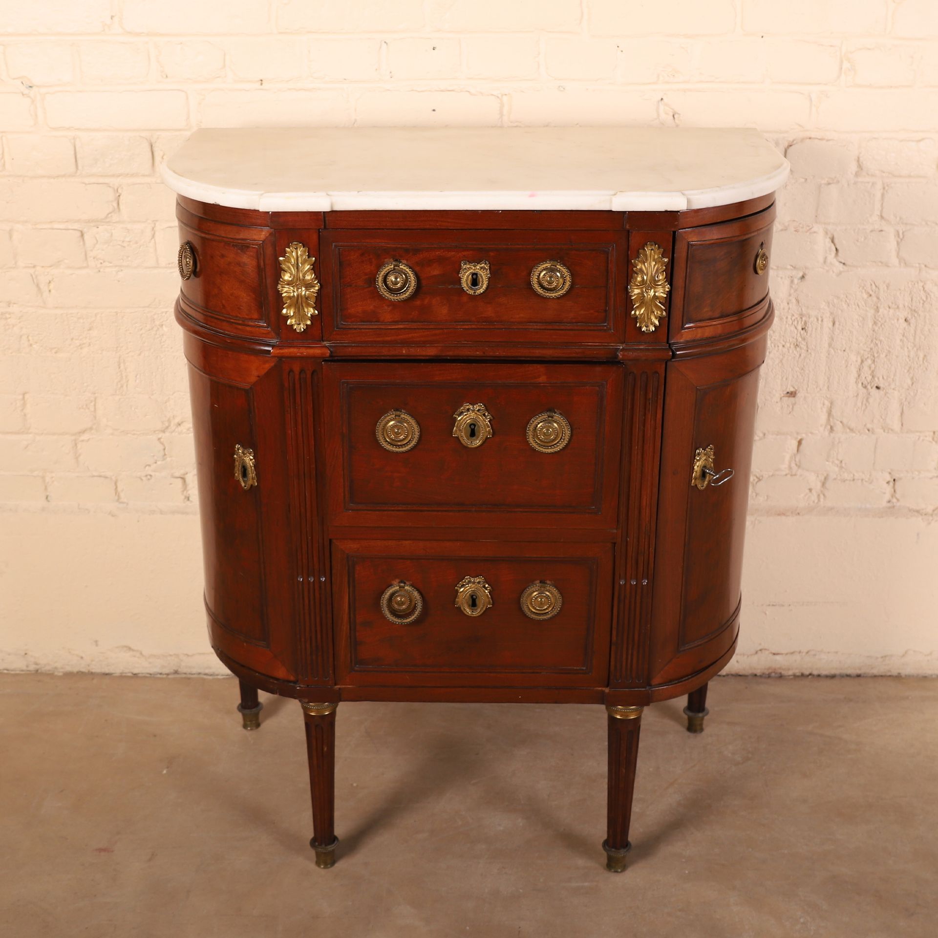 Null 小型COMMODE LOUIS XVI，Etienne AVRIL的模型

前面开有三个抽屉，其中一个是滑动的写字板，两个圆形的侧门露出架子

镀金的&hellip;