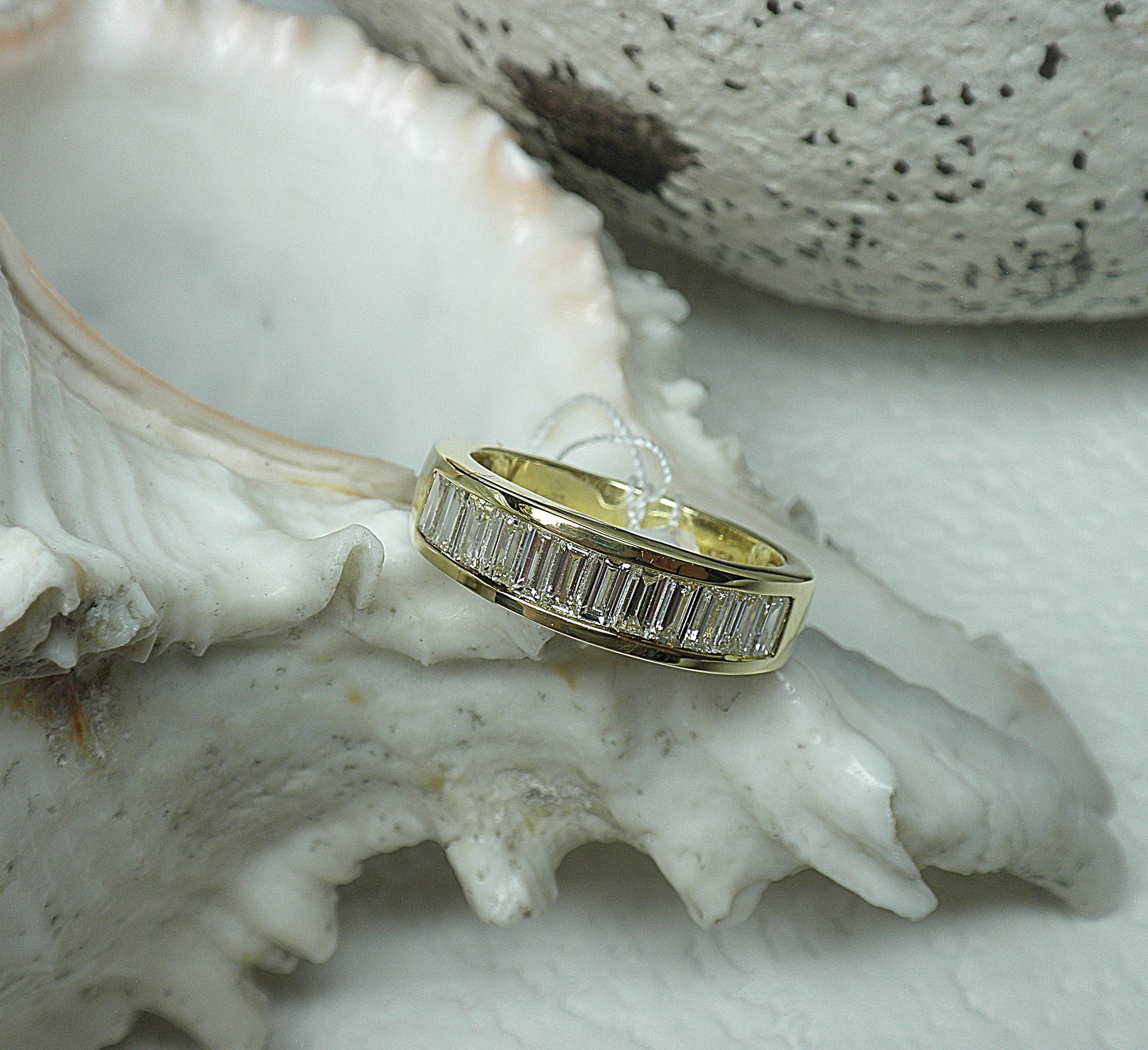 Null 黄金轨道结婚戒指，镶嵌长方形钻石，约1.60c.，质量为G/VS - 黄金5.58g。这个戒指是新的