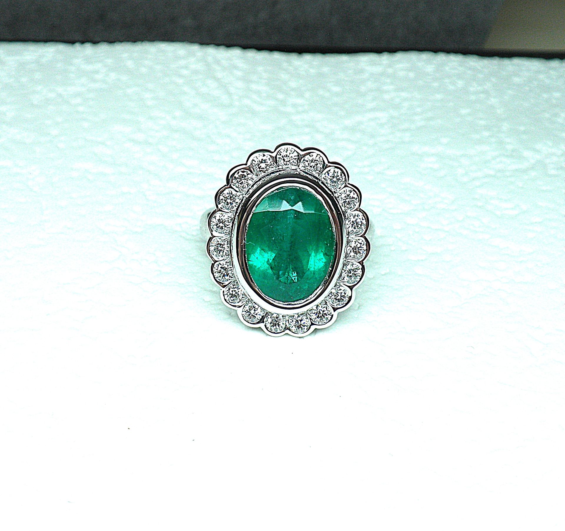 Null 白金和铂金珠宝戒指，以一颗非常漂亮和重要的椭圆形祖母绿为中心，可能是哥伦比亚的，颜色非常漂亮，重量为10c env，随行的19颗钻石为2c env，质&hellip;
