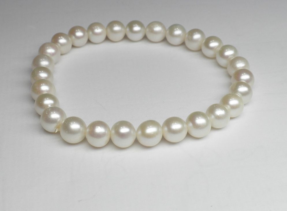 Null A bracelet of natural cultured pearls 7 - 7.5 mm mounted on elastic (fits a&hellip;