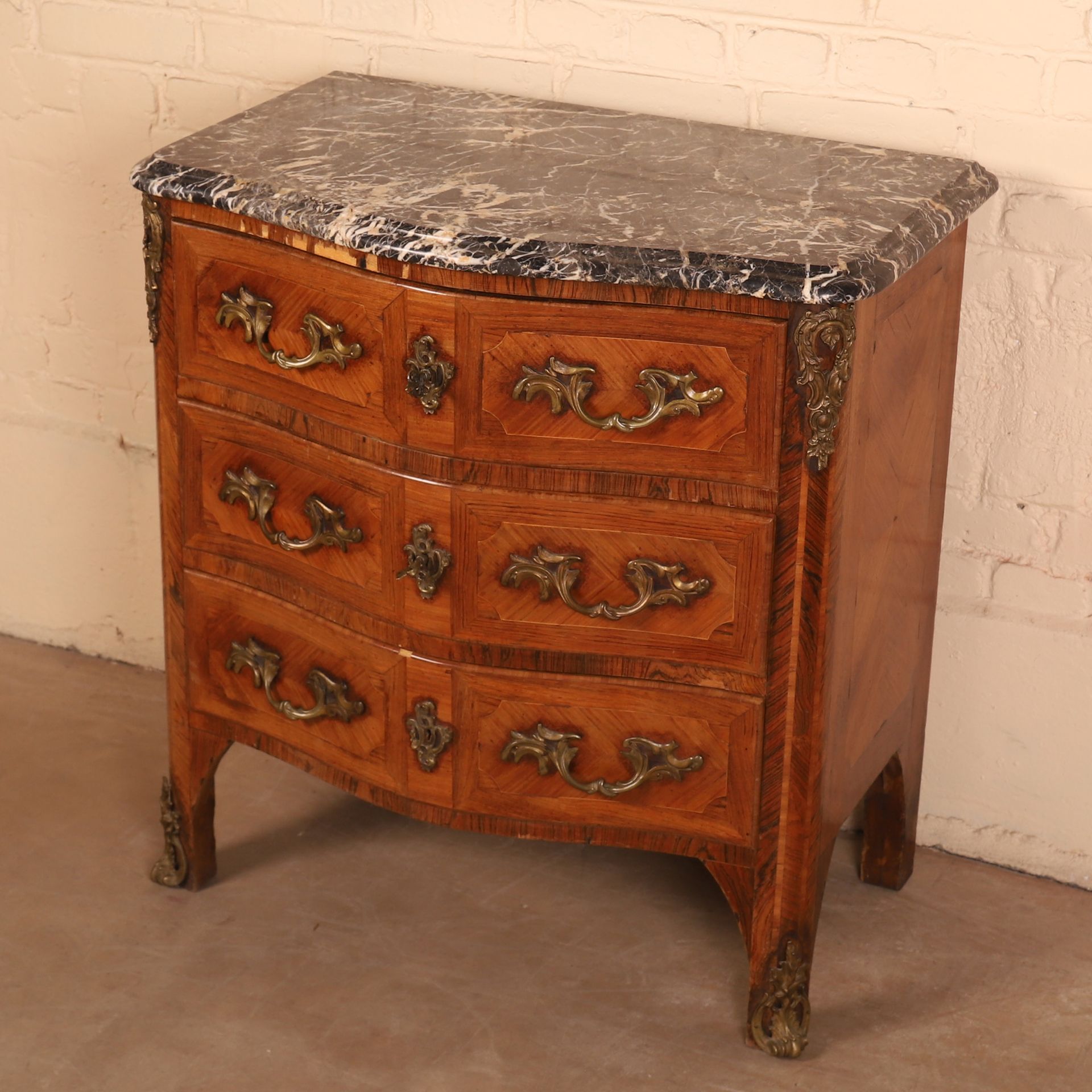 Null SMALL REGENCY COMMODE with three drawers

Bronze trim

Black marble top wit&hellip;