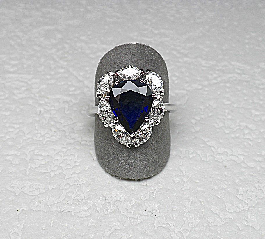Null 白金珠宝戒指，镶嵌了7颗大的脐带钻石，价值1.80克拉，约为G/VS.突出了一颗天然的梨形蓝宝石，颜色特殊（非常深和明亮的蓝色），价值2.64克拉 -&hellip;